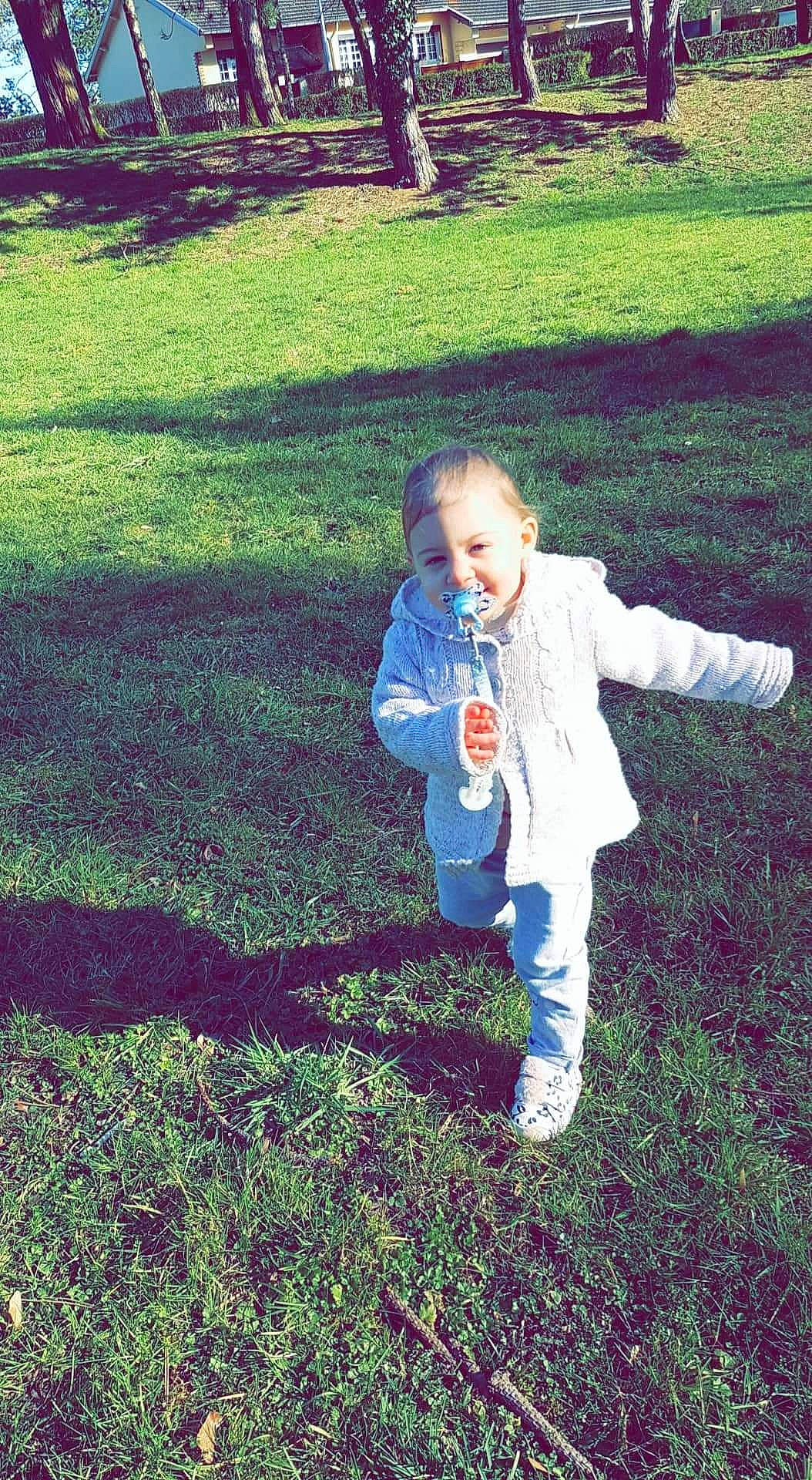 Julyanna participe au concours pour gagner de l'argent avec cette photo : baby, baby_toddler_clothing, botany, child, fun, gesture, grass, grass_family, grassland, groundcover, happy, landscape, lawn, meadow, natural_landscape, people_in_nature, person, plant, sunlight, tints_and_shades