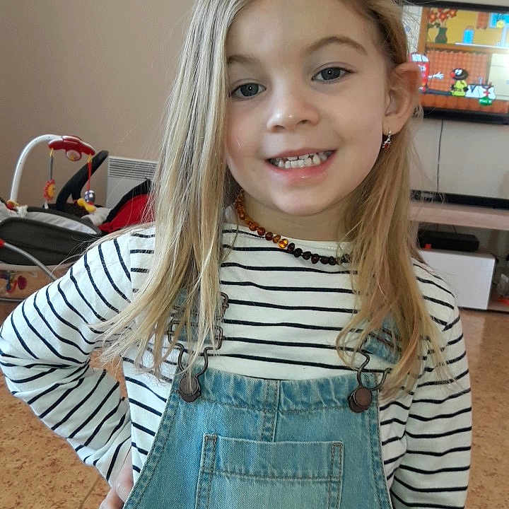 Leïla a rejoint le concours — aidez-le/la à gagner de superbes lots ! beauty, blond, brown_hair, child, child_model, cool, day, fun, girl, hair, hair_coloring, hairstyle, human_hair_color, joy, long_hair, person, product, shoulder, skin, smile