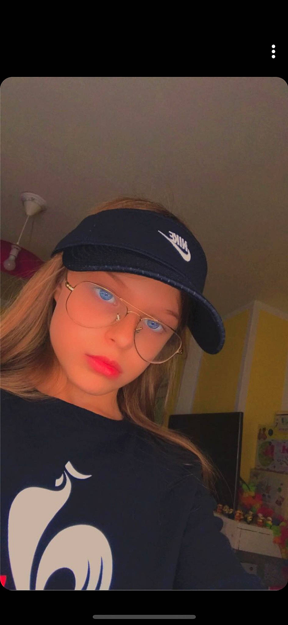 Kalie a rejoint le concours — aidez-le/la à gagner de superbes lots ! baseball_cap, cap, eyewear, fashion_accessory, glasses, hat, headgear, headwear, lip, person, photography, selfie, smile
