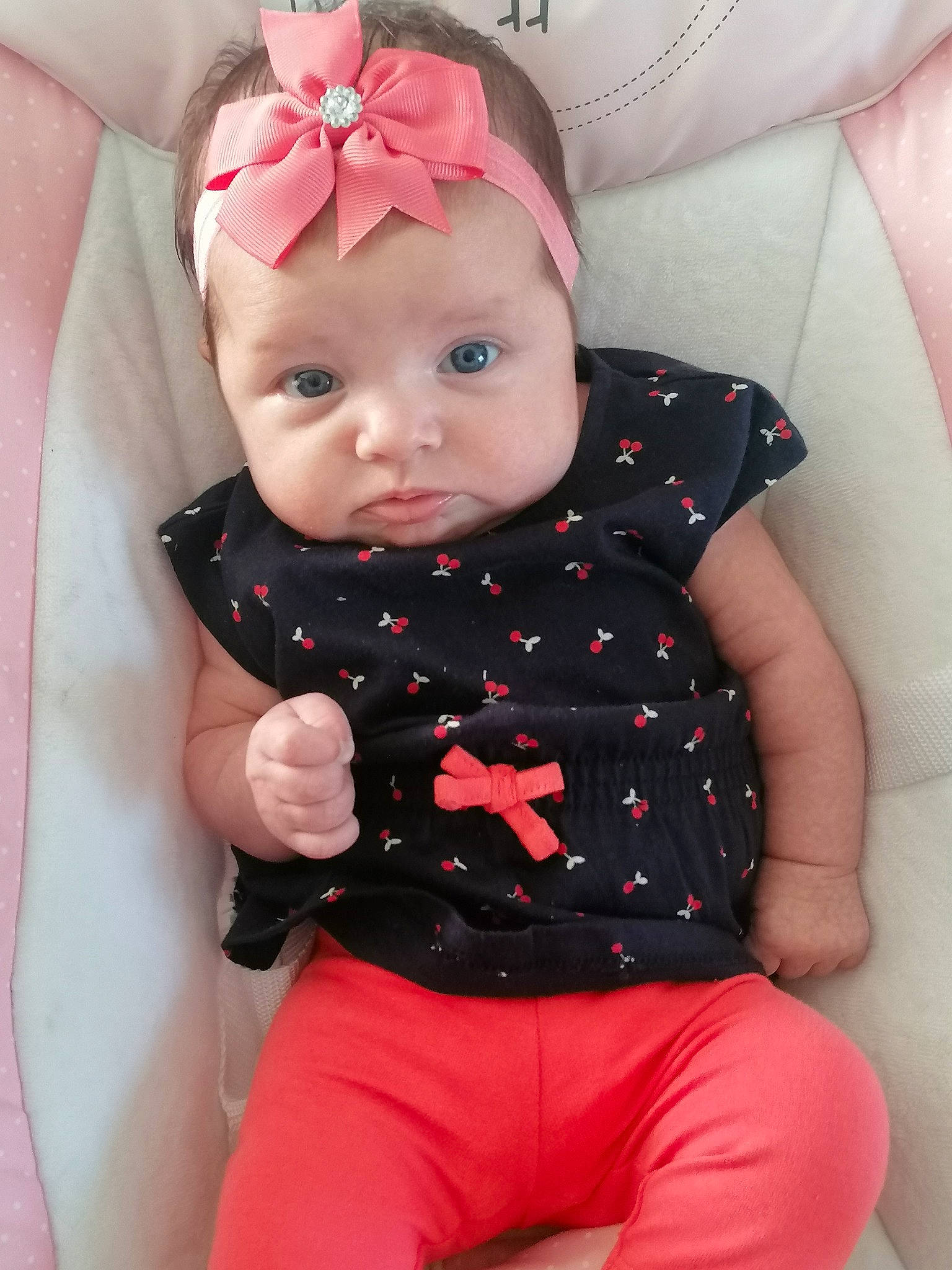 Lola participe au concours pour gagner de l'argent avec cette photo : baby, baby_products, baby_toddler_clothing, cheek, child, design, hair_accessory, lip, pattern, person, pink, polka_dot, product, skin, toddler