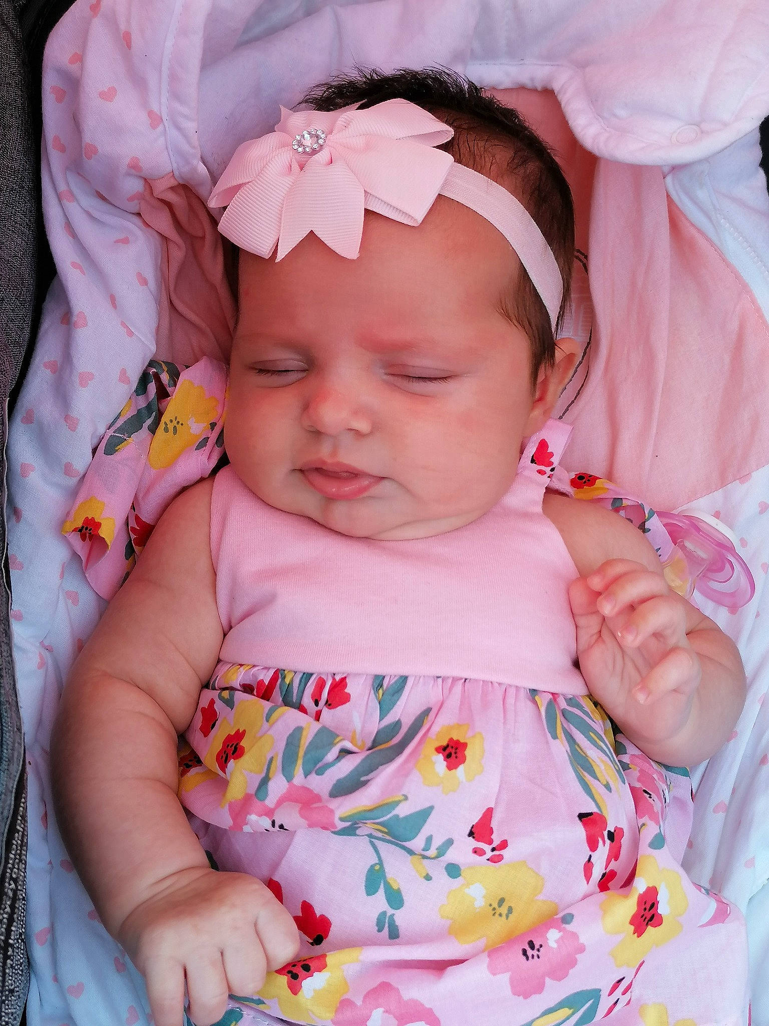 Lola participe au concours pour gagner de l'argent avec cette photo : baby, baby_products, baby_toddler_clothing, cheek, child, hair_accessory, headband, headgear, headwear, lip, person, pink, product, skin, smile, toddler