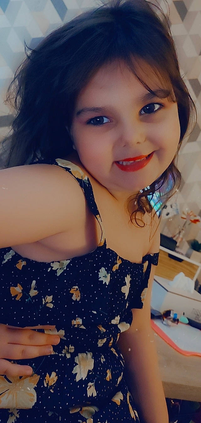 Lyna a rejoint le concours — aidez-le/la à gagner de superbes lots ! arm, azure, dress, eyelash, facial_expression, fashion, finger, flash_photography, hair, hairstyle, happy, joint, joy, lip, mouth, neck, organ, person, shoulder, skin