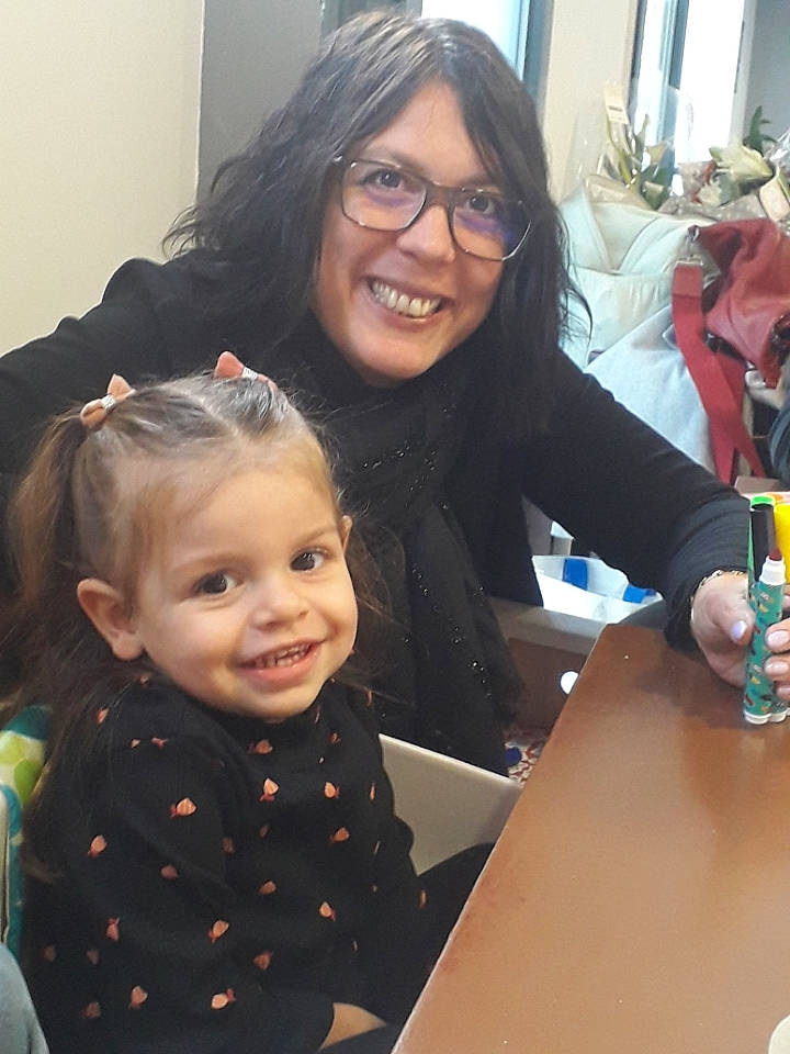 Victoria a rejoint le concours — aidez-le/la à gagner de superbes lots ! baby, chair, child, desk, event, eyewear, face, fun, glasses, happy, joy, mobile_phone, person, room, sitting, skin, smile, table, tableware, toddler