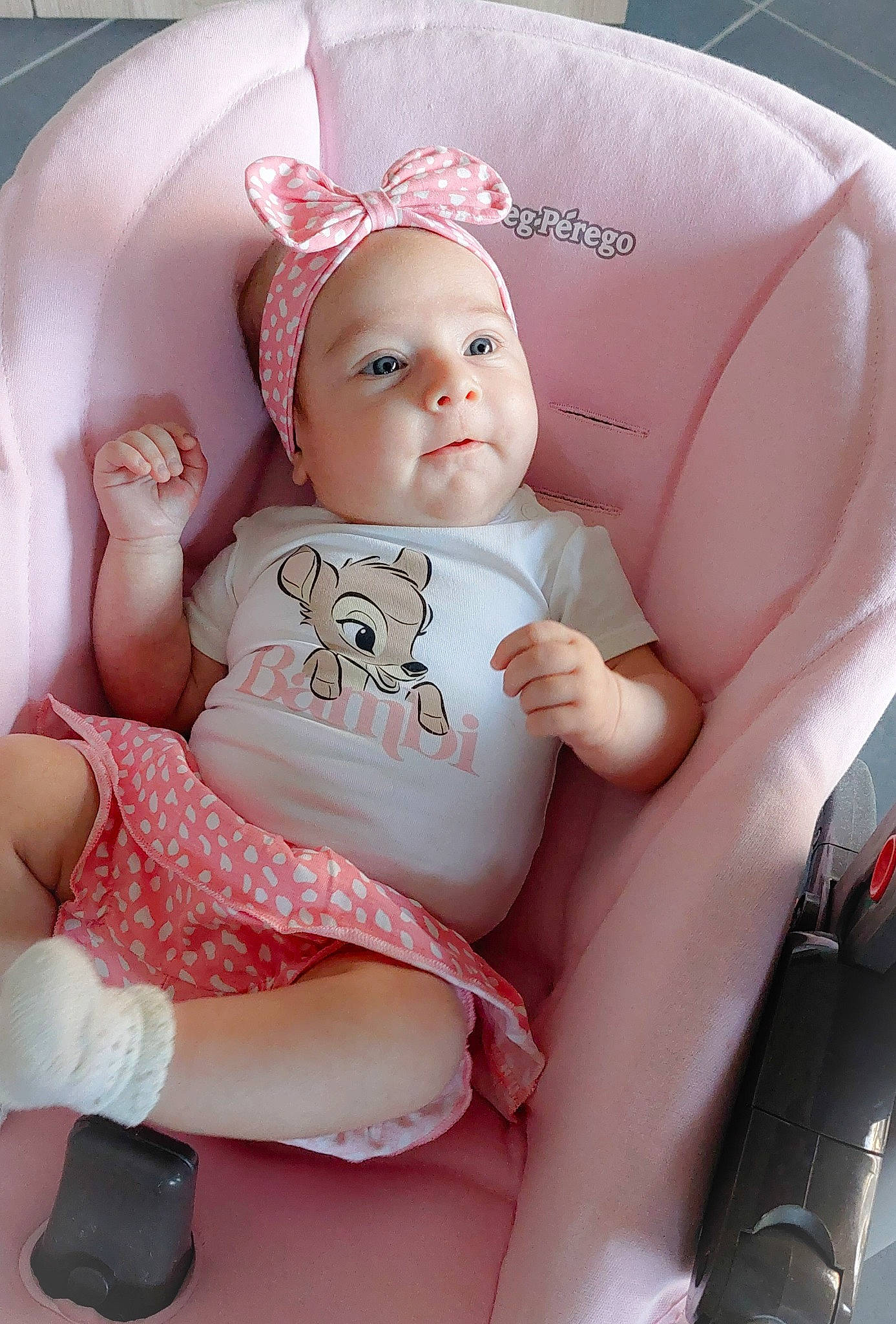 Giulia participe au concours pour gagner de l'argent avec cette photo : baby, baby_sleeping, baby_toddler_clothing, beauty, cap, chair, comfort, doll, eye, eyelash, finger, headgear, headwear, human_leg, iris, lip, person, pink, skin, thigh