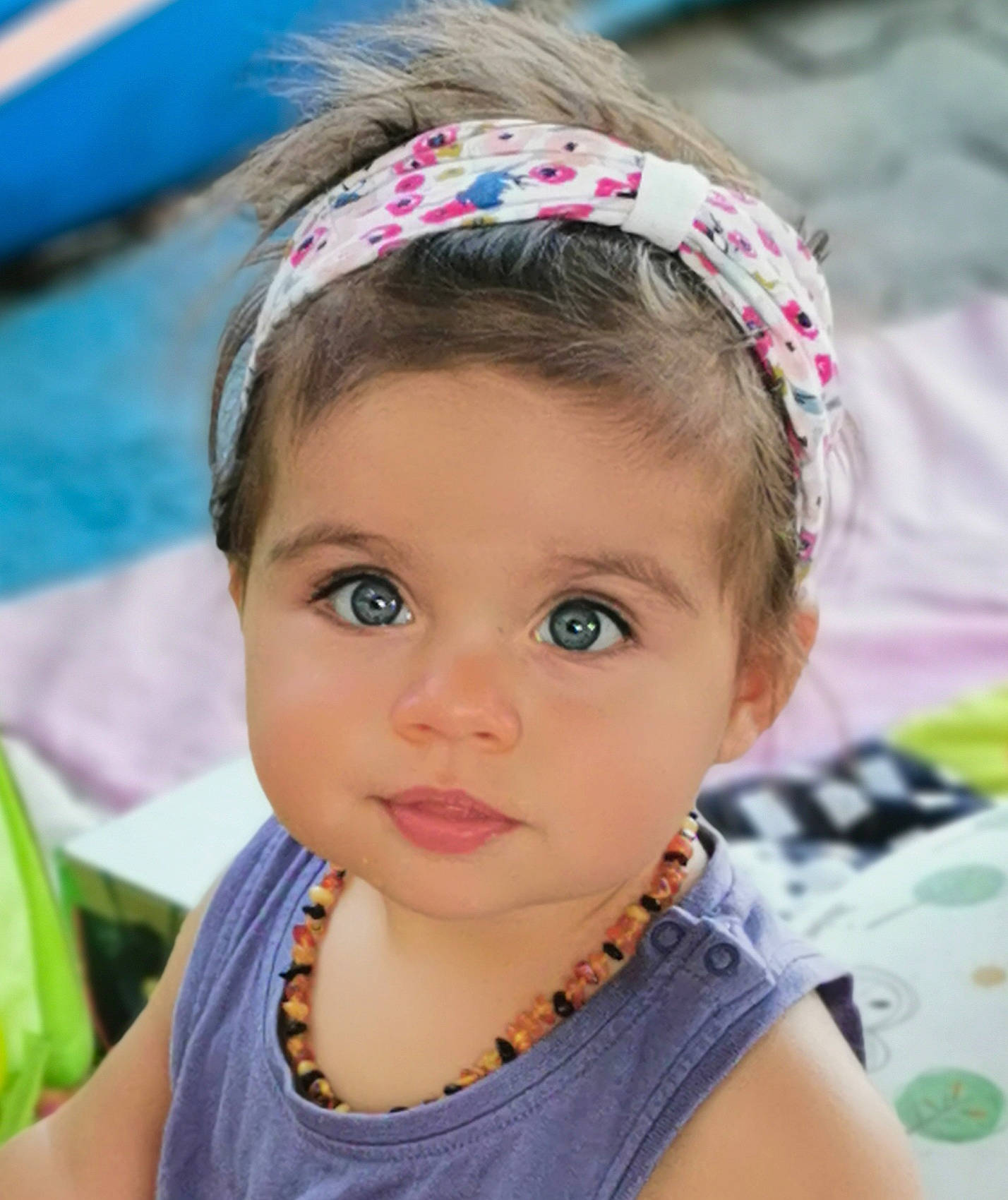 Livia a rejoint le concours — aidez-le/la à gagner de superbes lots ! baby, bandana, brown_hair, child, child_model, clothing, crown, ear, face, fashion_accessory, forehead, hair, hair_accessory, hair_tie, hairstyle, head, headband, headgear, headpiece, person