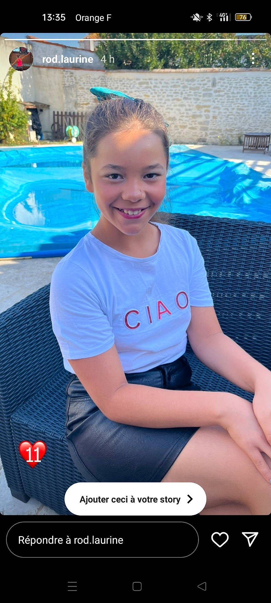 Liloo a rejoint le concours — aidez-le/la à gagner de superbes lots ! automotive_design, automotive_exterior, blue, bumper, electric_blue, family_car, fun, happy, human_leg, joy, knee, lap, leisure, motor_vehicle, person, recreation, sitting, smile, t_shirt, thigh