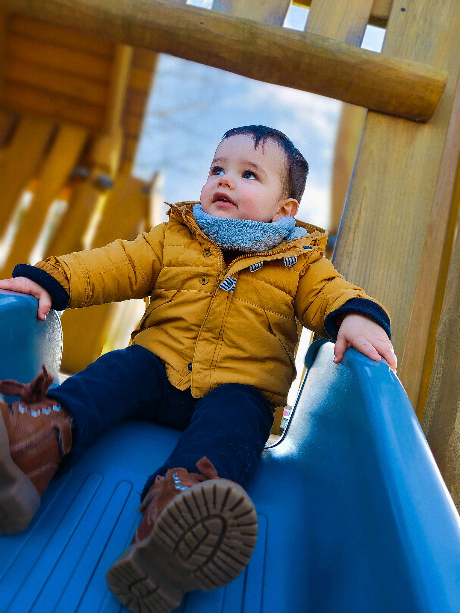 Aaron a rejoint le concours — aidez-le/la à gagner de superbes lots ! baby, baby_toddler_clothing, blue, child, chute, comfort, electric_blue, facial_expression, fun, happy, human_leg, leisure, outdoor_play_equipment, person, playground, recreation, sitting, skin, smile, standing