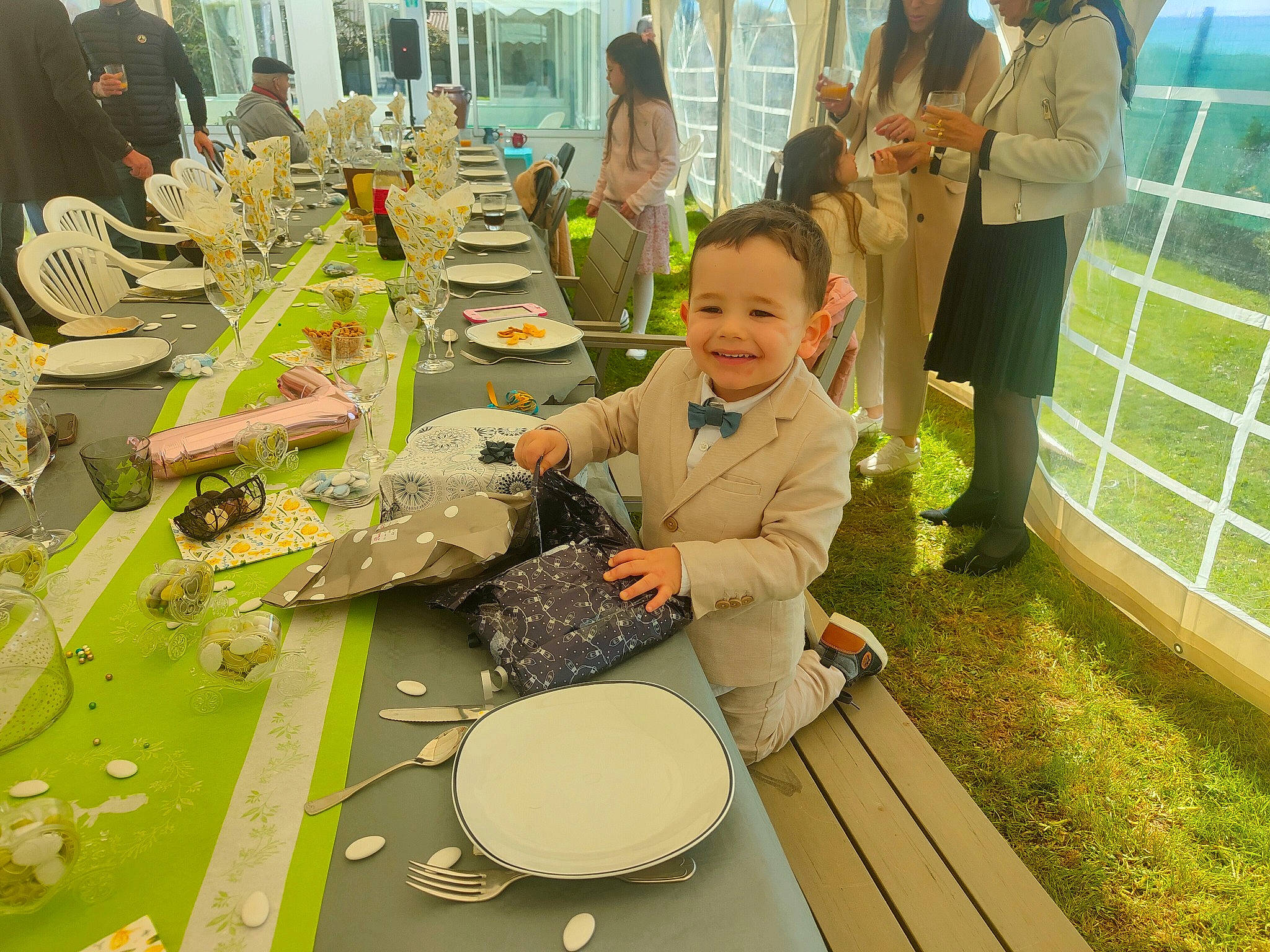 Aaron a rejoint le concours — aidez-le/la à gagner de superbes lots ! chair, child, clothing, desk, engineering, event, fun, grass, green, joy, leisure, person, recreation, smile, t_shirt, table, toddler, tree, visual_arts