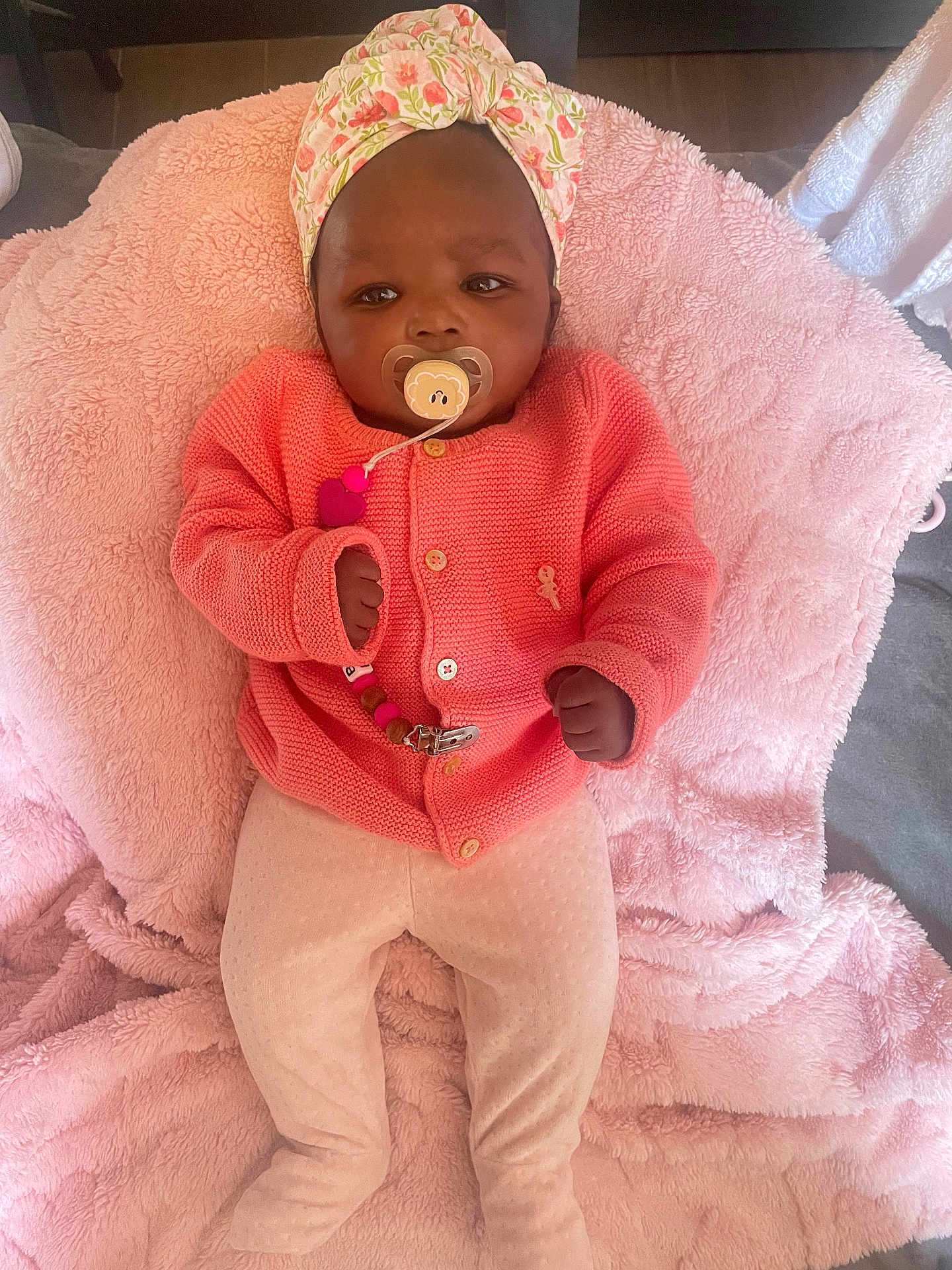 Léna Astou a rejoint le concours — aidez-le/la à gagner de superbes lots ! baby, infant, pacifier, headband, pink_blanket, knit_sweater, baby_clothing, floral_pattern, cute, lying_down, indoors, soft_texture, newborn, child, adorable, comfortable, baby_accessory, peaceful, portrait, sleepwear