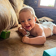 Lélio a rejoint le concours — aidez-le/la à gagner de superbes lots ! baby, smiling, indoor, couch, toy, block, child, happy, diaper, skin, face, hand, window, light, furniture, play, infant, room, pillow, floor