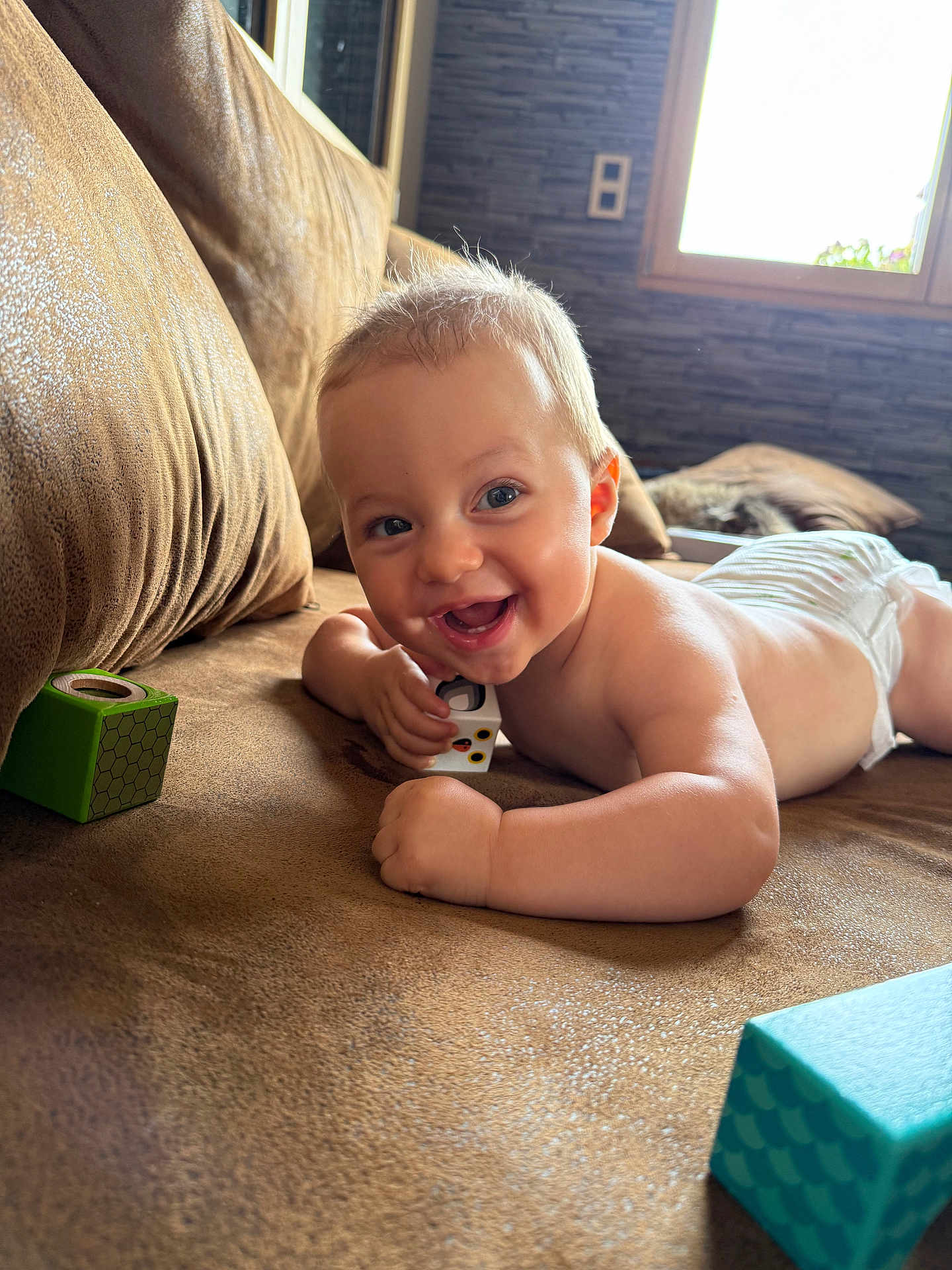 Lélio a rejoint le concours — aidez-le/la à gagner de superbes lots ! baby, smiling, indoor, couch, toy, block, child, happy, diaper, skin, face, hand, window, light, furniture, play, infant, room, pillow, floor