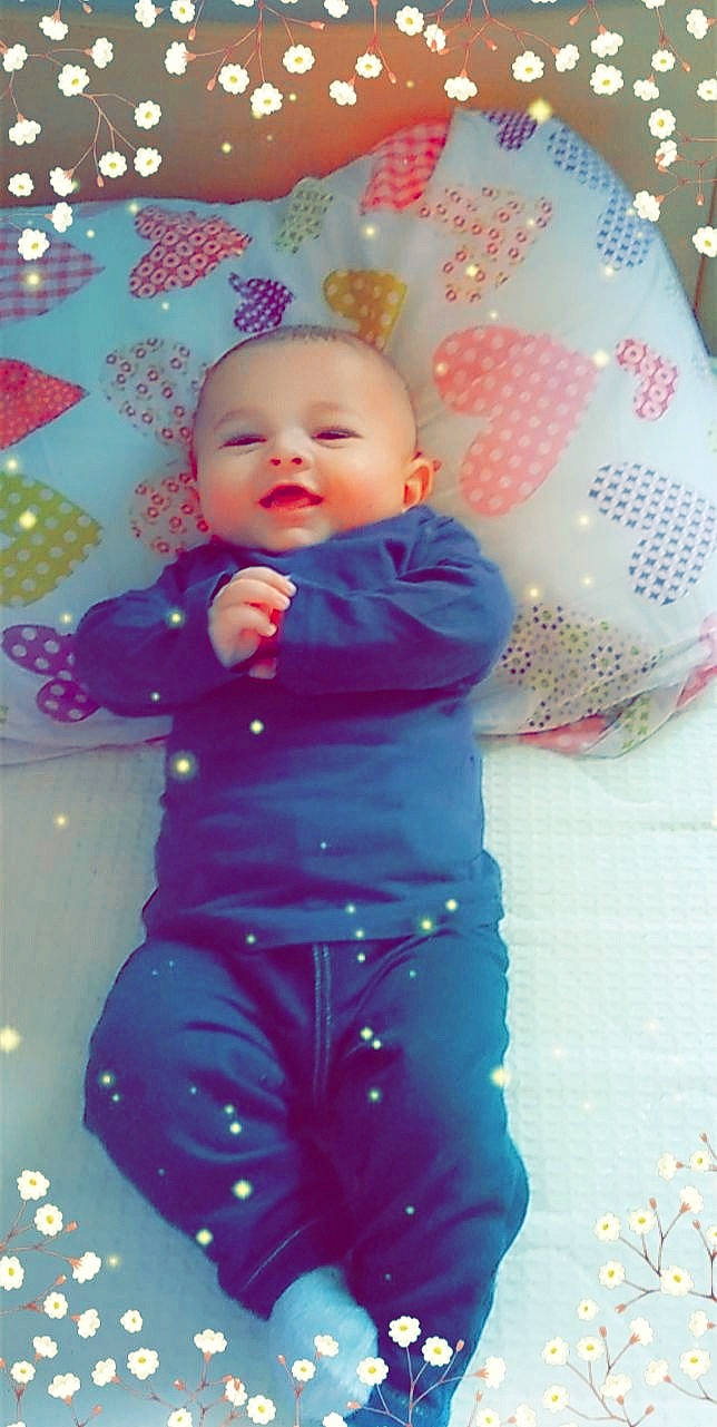 Redha a rejoint le concours — aidez-le/la à gagner de superbes lots ! baby, baby_toddler_clothing, blue, cheek, child, facial_expression, green, happy, head, magenta, paint, pattern, people_in_nature, person, photograph, pink, plant, sleeve, smile, textile