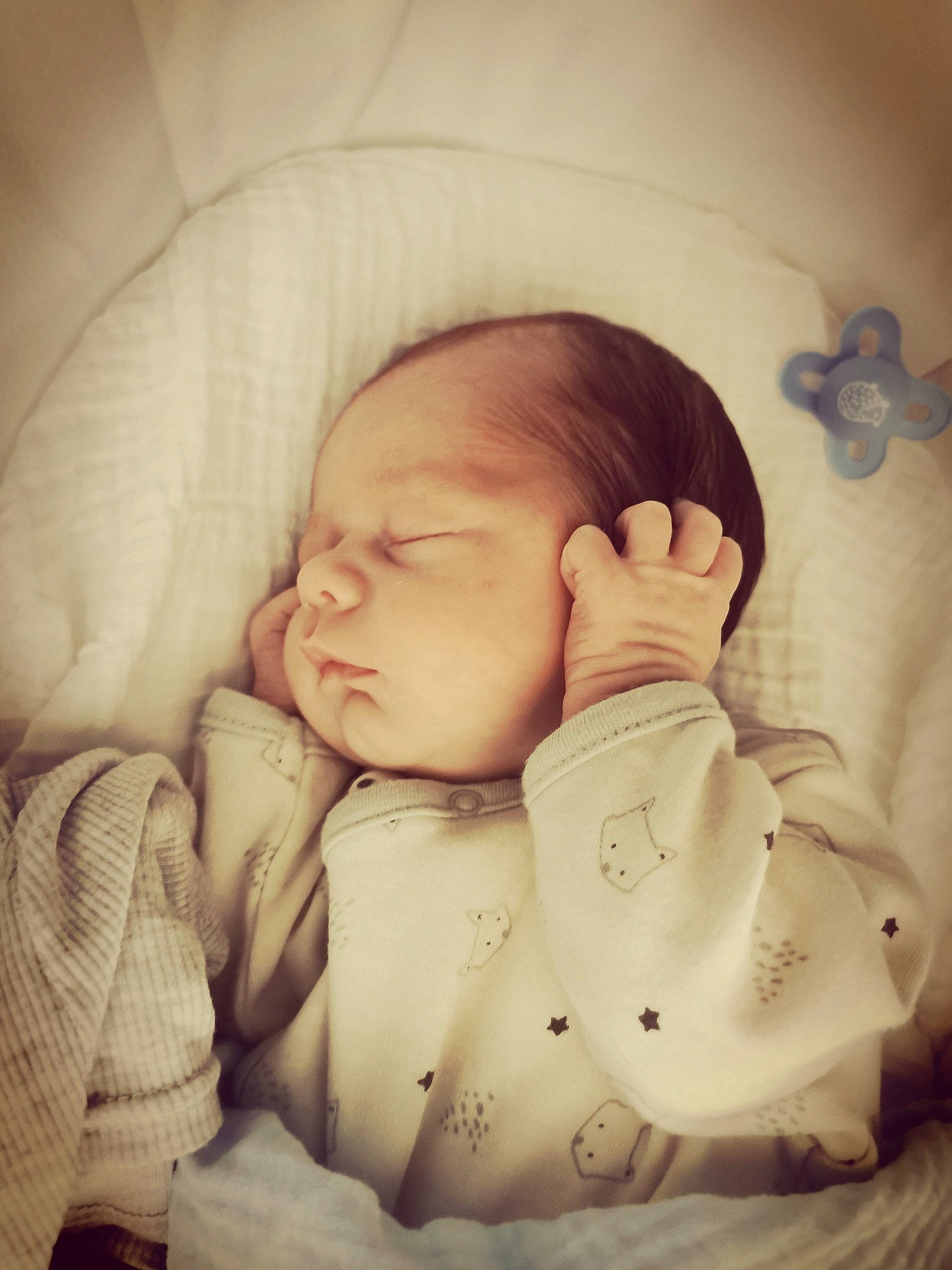 Milo participe au concours pour gagner de l'argent avec cette photo : baby, baby_sleeping, baby_toddler_clothing, bedding, bedtime, cheek, child, collar, comfort, finger, gesture, happy, linens, nap, nose, person, room, skin, sleeve, thumb