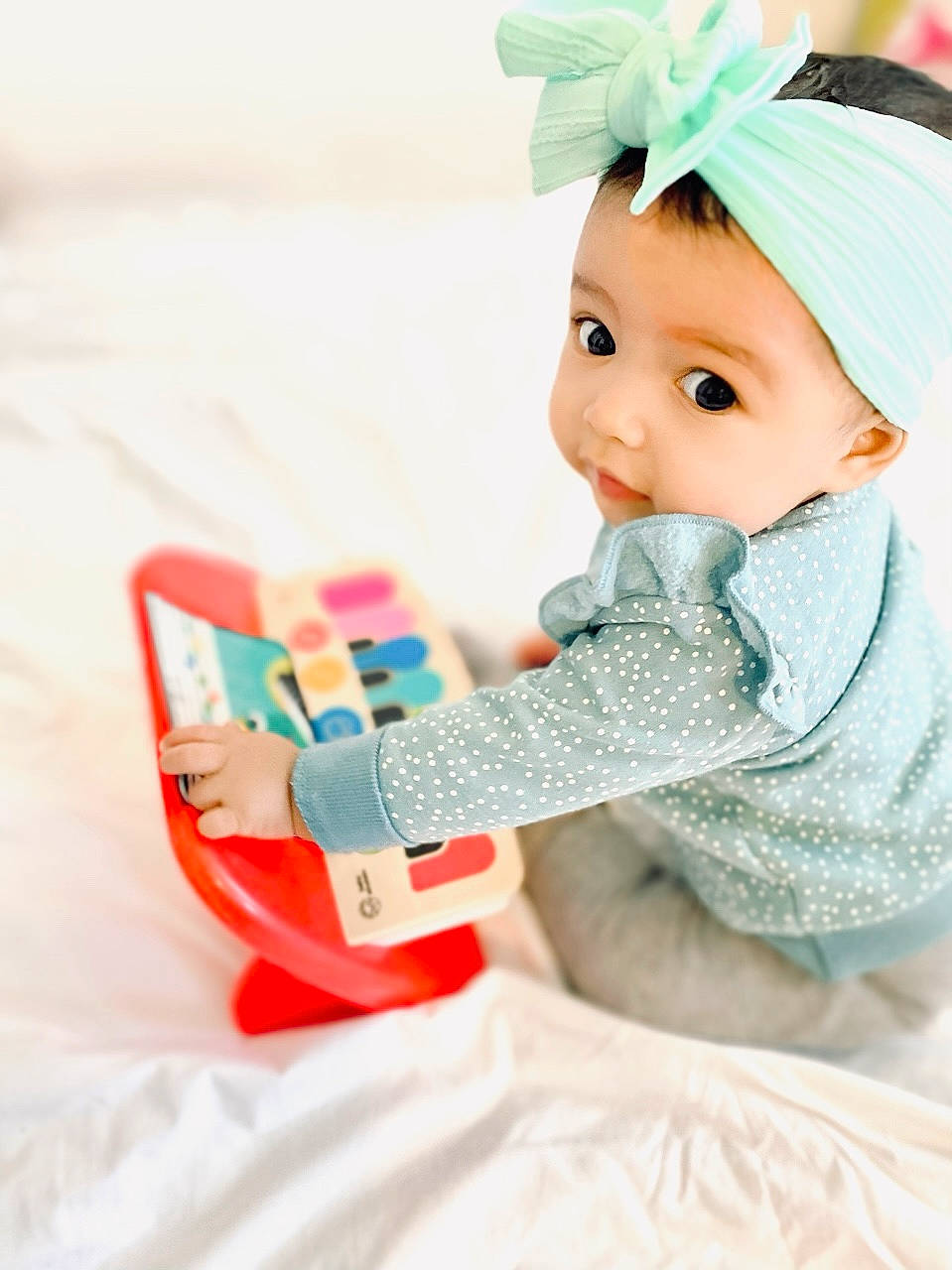 Larine a rejoint le concours — aidez-le/la à gagner de superbes lots ! baby, cap, child, christmas, costume_hat, doll, eyelash, fashion_accessory, fictional_character, figurine, happy, headpiece, headwear, musical_instrument, ornament, person, plastic, sitting, toy, tree