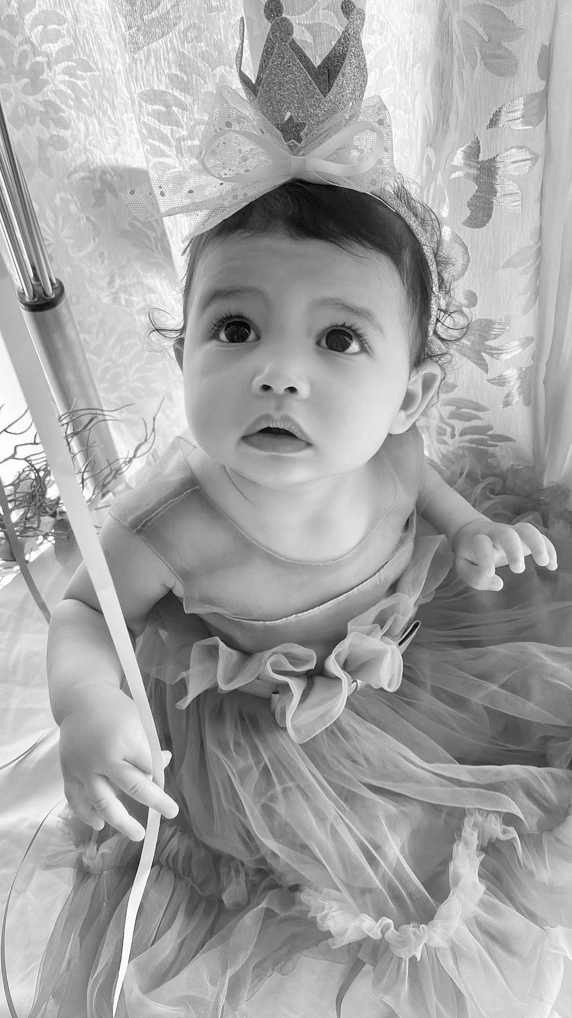 Larine participe au concours pour gagner de l'argent avec cette photo : arm, baby, baby_toddler_clothing, black_and_white, cap, cheek, costume_hat, eye, gesture, hairstyle, happy, headgear, human_body, iris, lip, organ, person, skin, standing, style