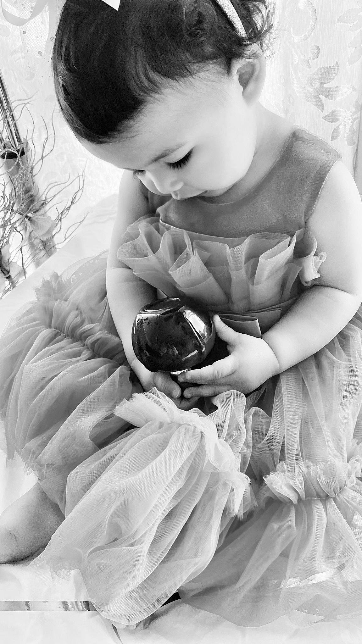 Larine participe au concours pour gagner de l'argent avec cette photo : black, black_and_white, clothing, finger, flash_photography, gesture, hair, hairstyle, hand, happy, head, iris, person, photograph, plant, skin, sleeve, standing, style, toddler