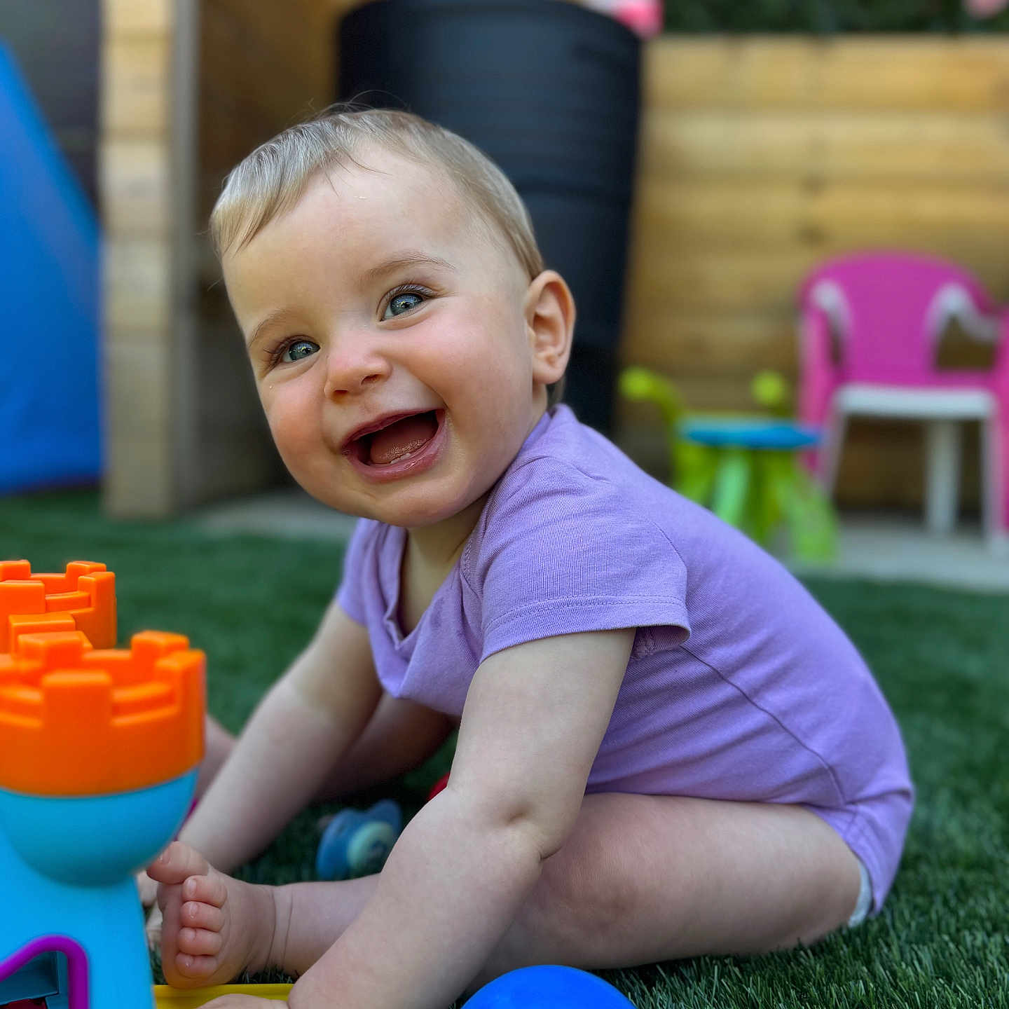 Léna participe au concours pour gagner de l'argent avec cette photo : baby, bodypart, chair, clothing, face, finger, footwear, furniture, grass, hand, happy, head, outdoors, person, photography, plant, playarea, portrait, shoe, toy