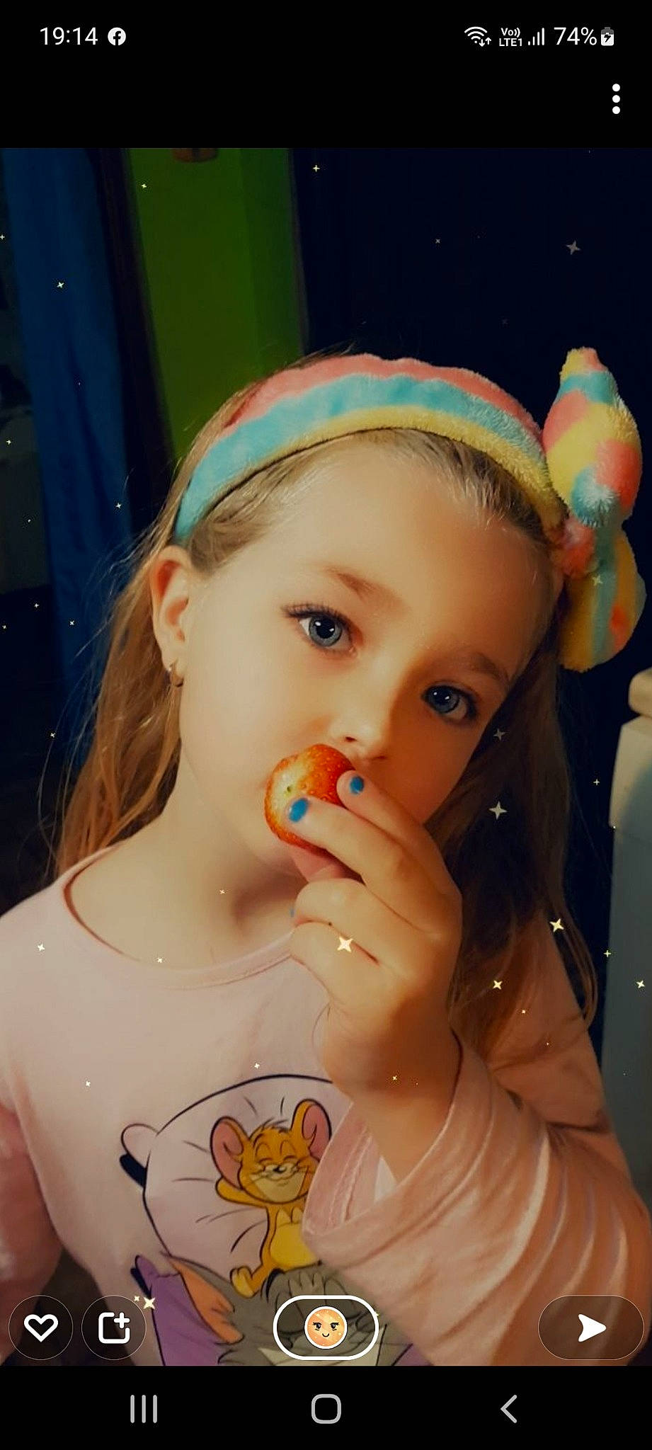 Léa a rejoint le concours — aidez-le/la à gagner de superbes lots ! cheek, chin, ear, eye, eyebrow, eyelash, facial_expression, finger, forehead, fun, hair, hairstyle, iris, lip, mouth, neck, nose, organ, person, skin