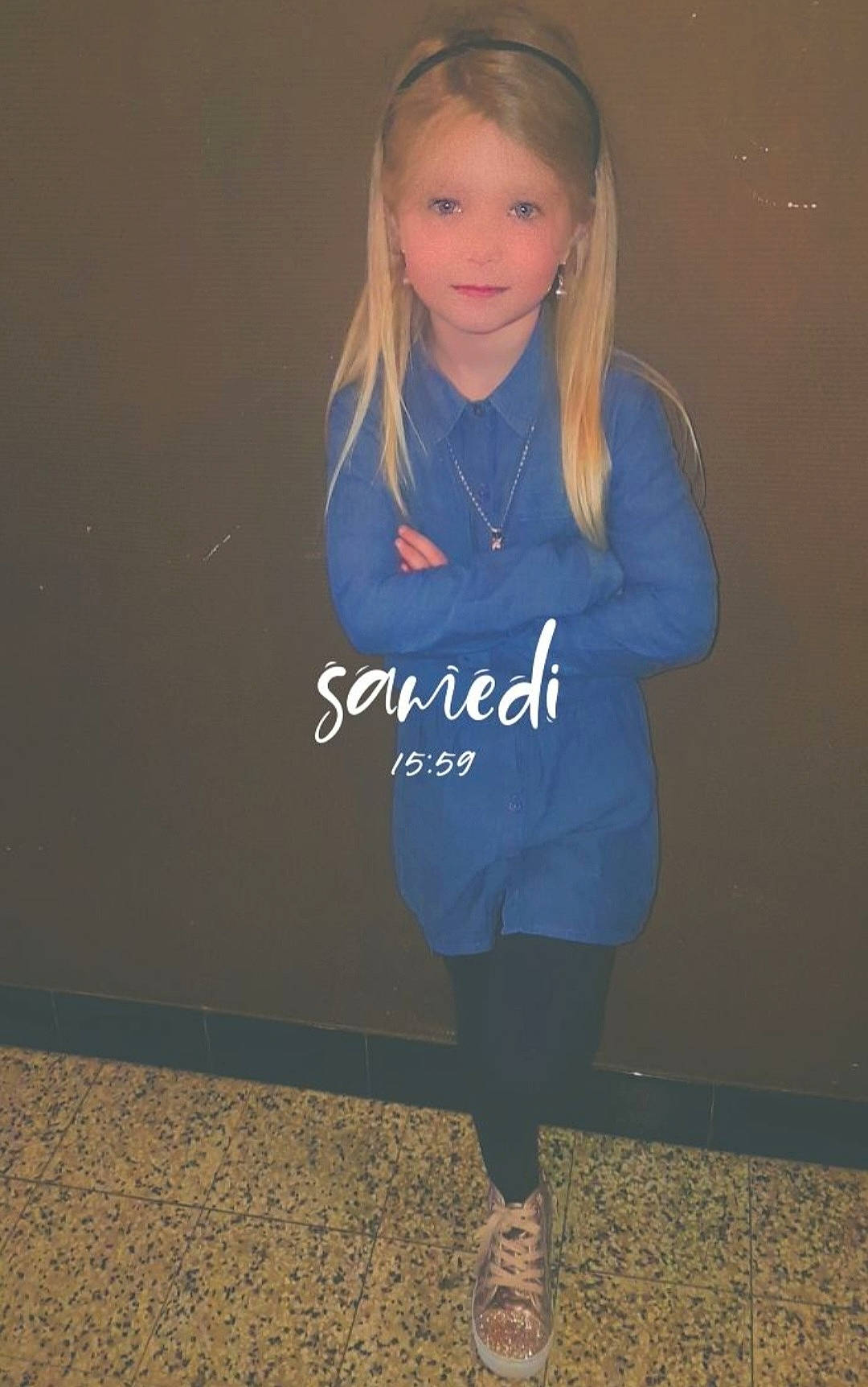 Léa participe au concours pour gagner de l'argent avec cette photo : denim, electric_blue, eye, face, fashion_design, flash_photography, grey, hair, happy, head, human_leg, joint, knee, long_hair, person, sleeve, smile, sportswear, street_fashion, t_shirt