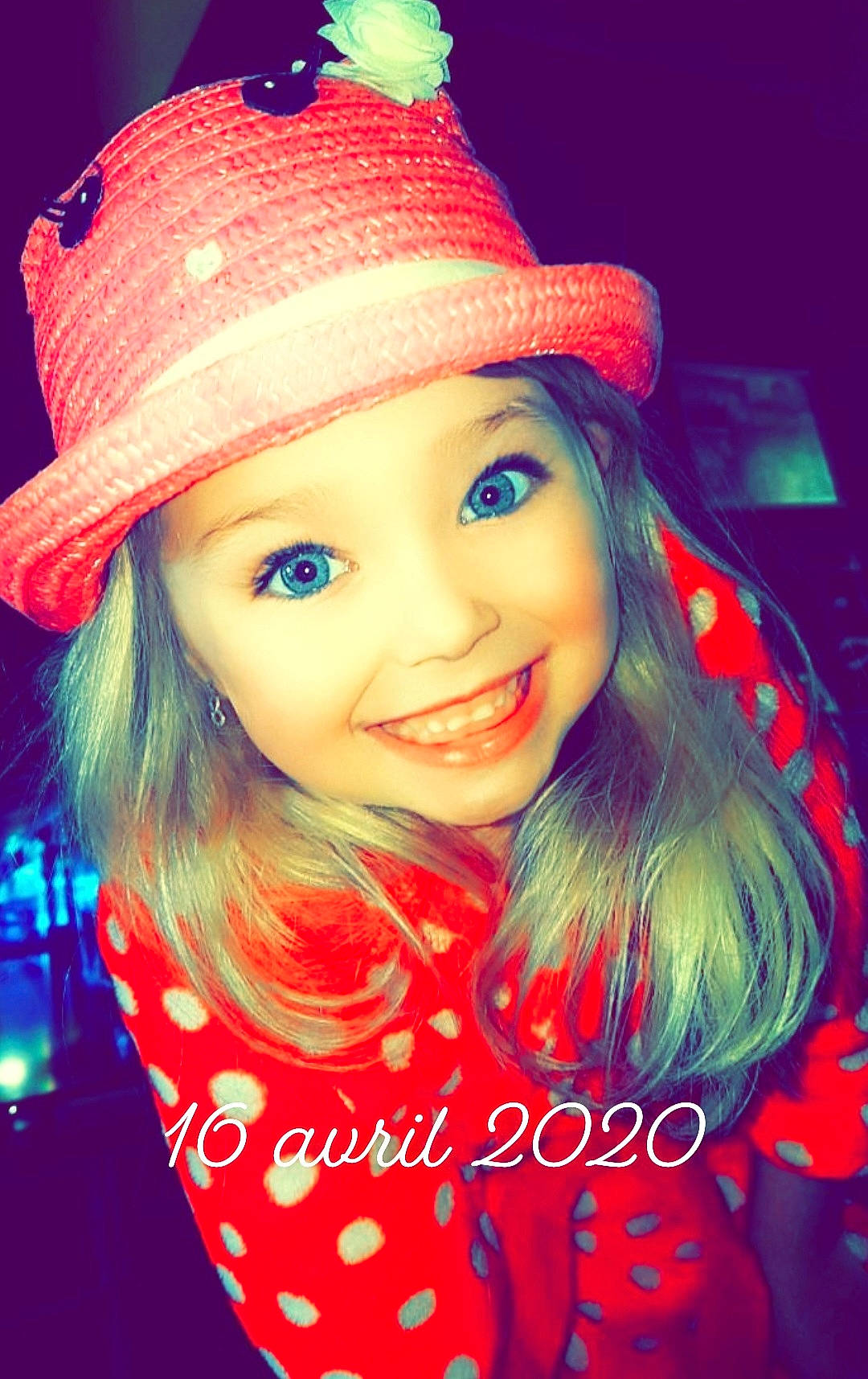 Léa participe au concours pour gagner de l'argent avec cette photo : cap, chin, cool, costume_hat, eye, eyebrow, face, facial_expression, fedora, flash_photography, hair, hairstyle, happy, hat, headwear, joy, light, lip, person, pink