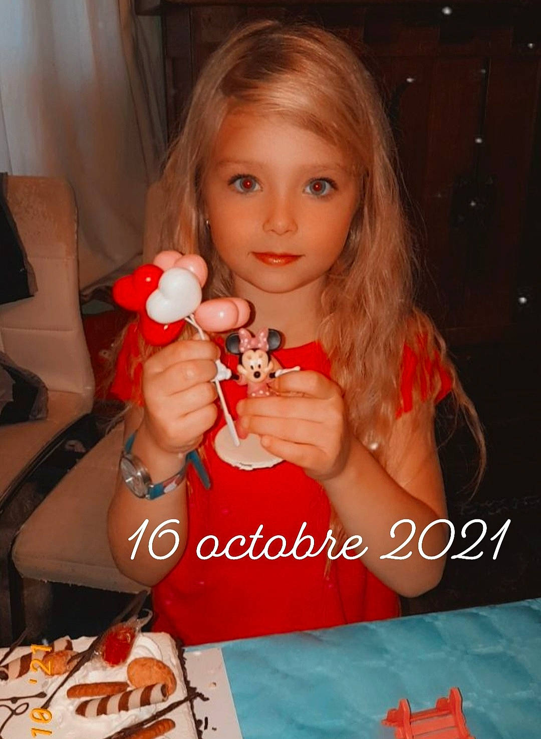 Léa participe au concours pour gagner de l'argent avec cette photo : arm, bracelet, dress, event, fashion_accessory, finger, food, fun, hand, jewellery, junk_food, lip, nail, person, plate, sweetness, table, tableware, textile, toddler
