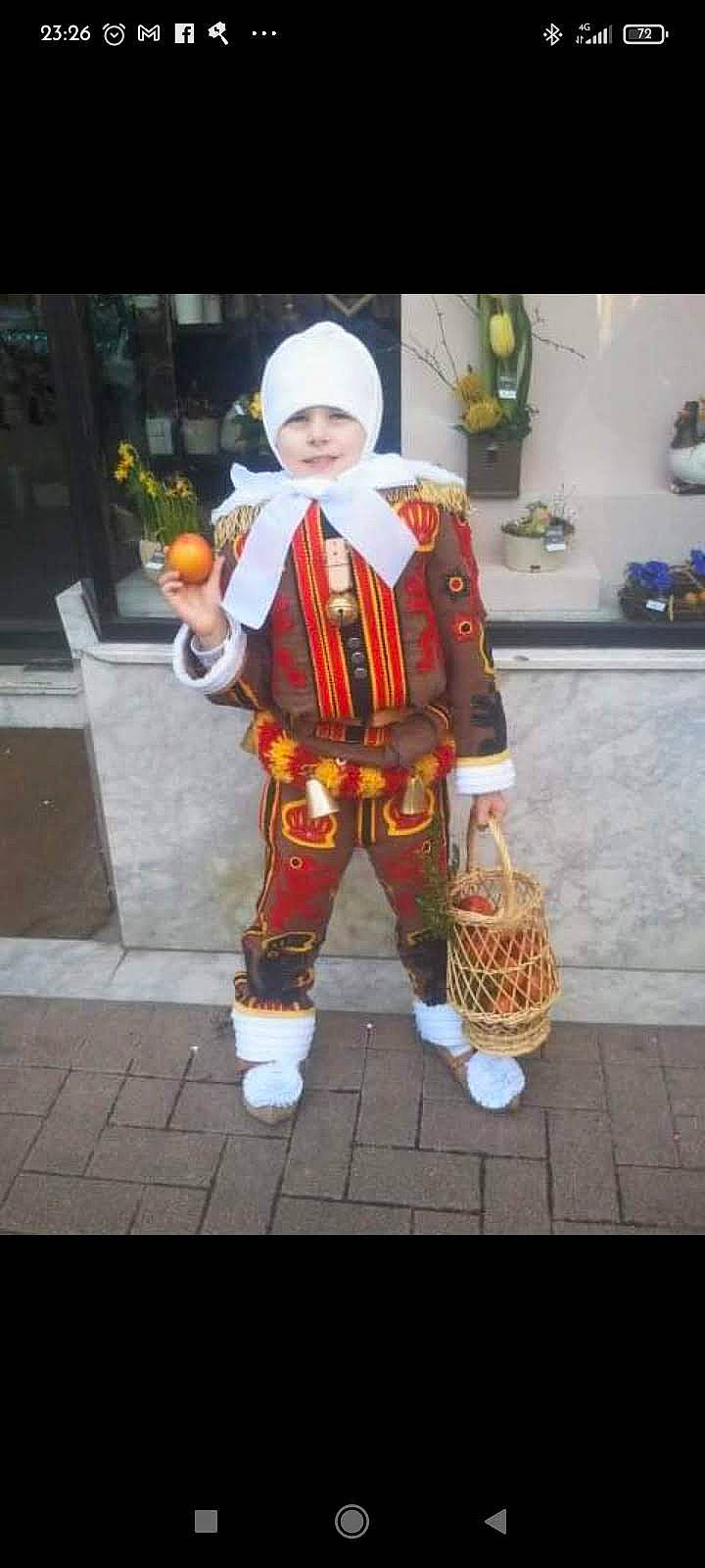 Liam participe au concours pour gagner de l'argent avec cette photo : baby, child, christmas, christmas_eve, costume, event, fictional_character, fun, fur, hat, headwear, holiday, lawn_ornament, mascot, person, personal_protective_equipment, plant, santa_claus, smile, toddler