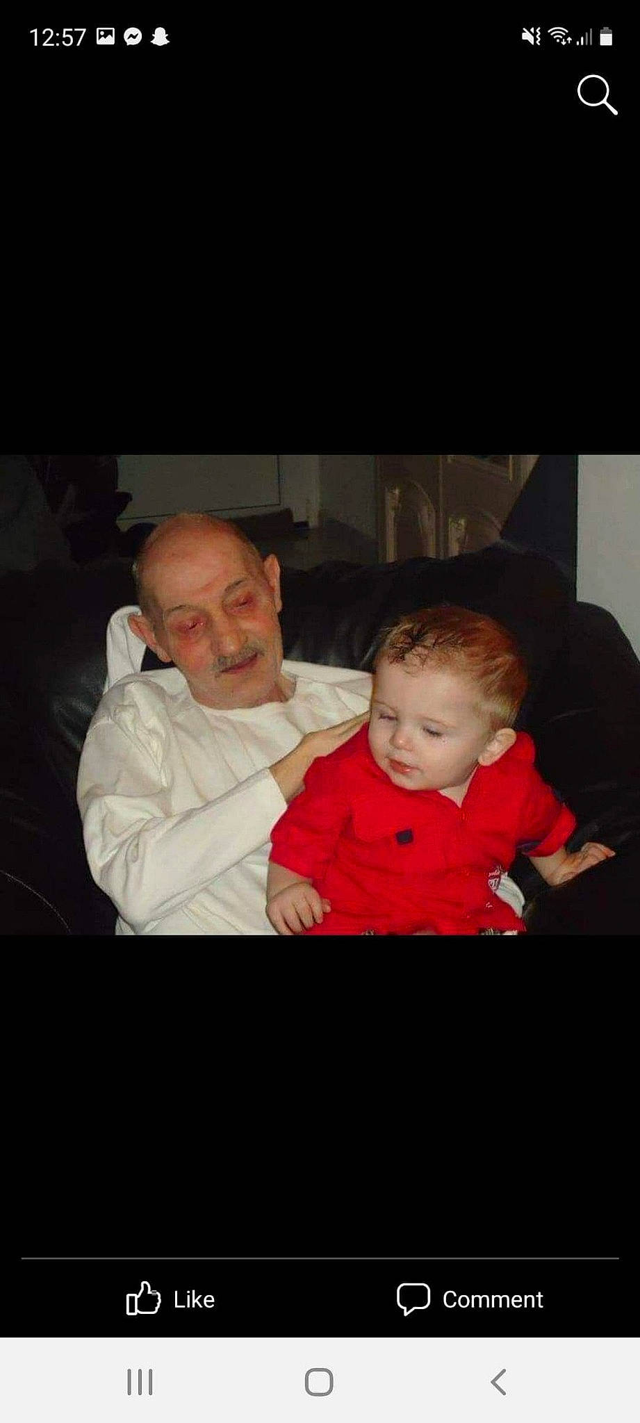 Liam participe au concours pour gagner de l'argent avec cette photo : baby, baby_toddler_clothing, cheek, child, comfort, couch, darkness, event, flash_photography, formal_wear, fun, gesture, happy, iris, lap, mouth, person, sitting, smile, t_shirt