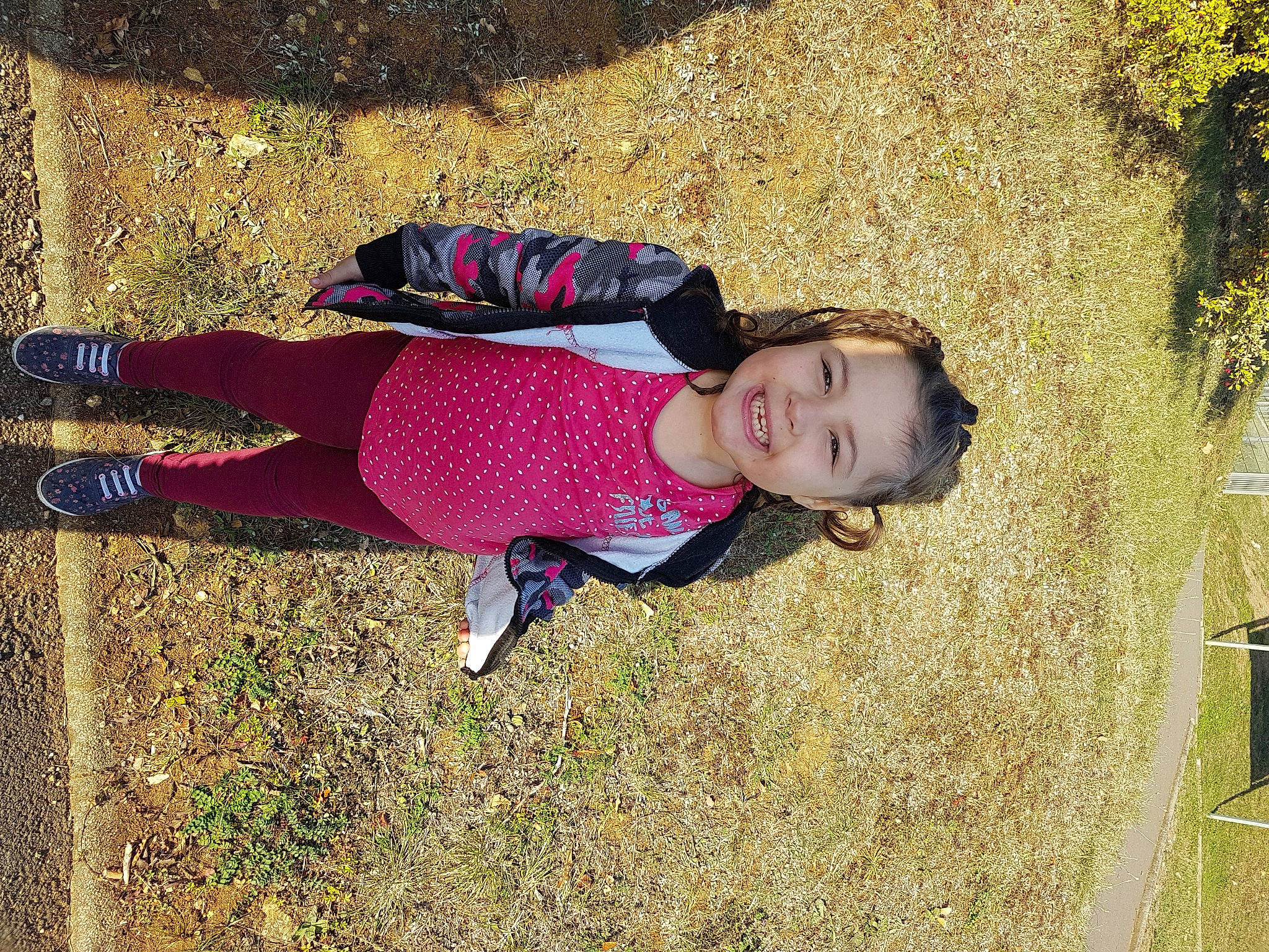 Sarah participe au concours pour gagner de l'argent avec cette photo : baby, baby_toddler_clothing, child, fun, grass, happy, joy, landscape, leaf, leisure, magenta, pattern, people_in_nature, person, plant, play, smile, soil, tints_and_shades, toddler