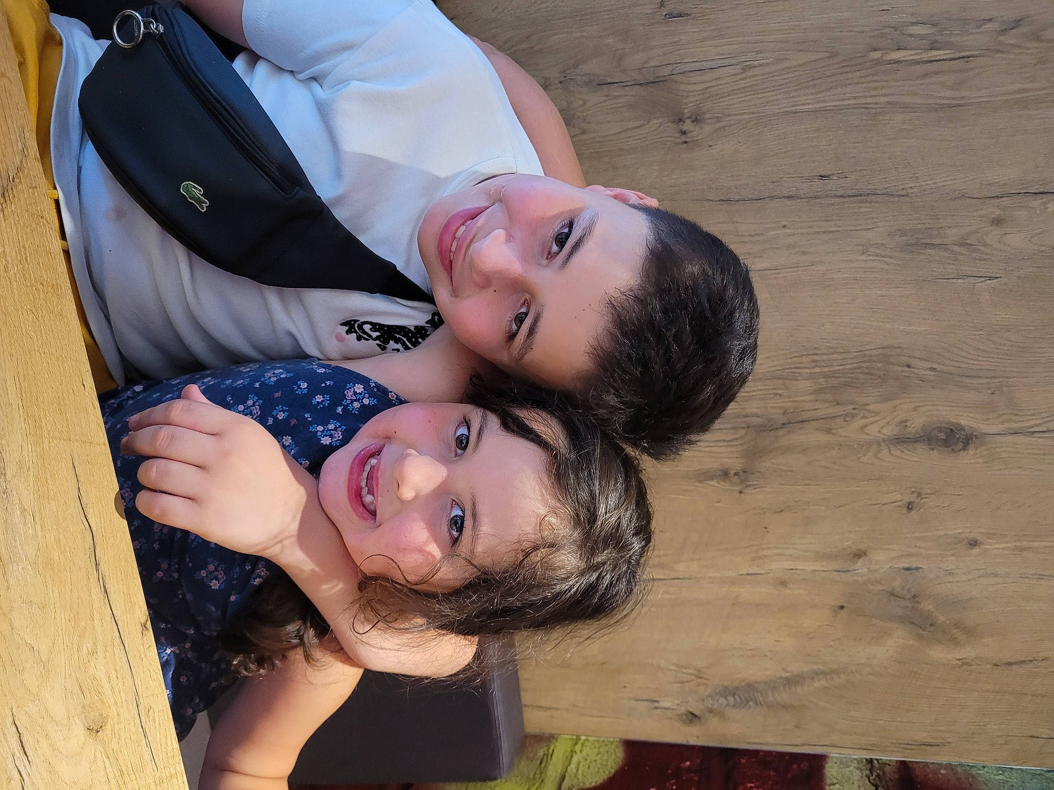 Sarah a rejoint le concours — aidez-le/la à gagner de superbes lots ! blond, child, dress, eyewear, flash_photography, fun, grass, happy, hug, joy, landscape, leisure, people_in_nature, person, plant, portrait_photography, sitting, skin, smile, tree