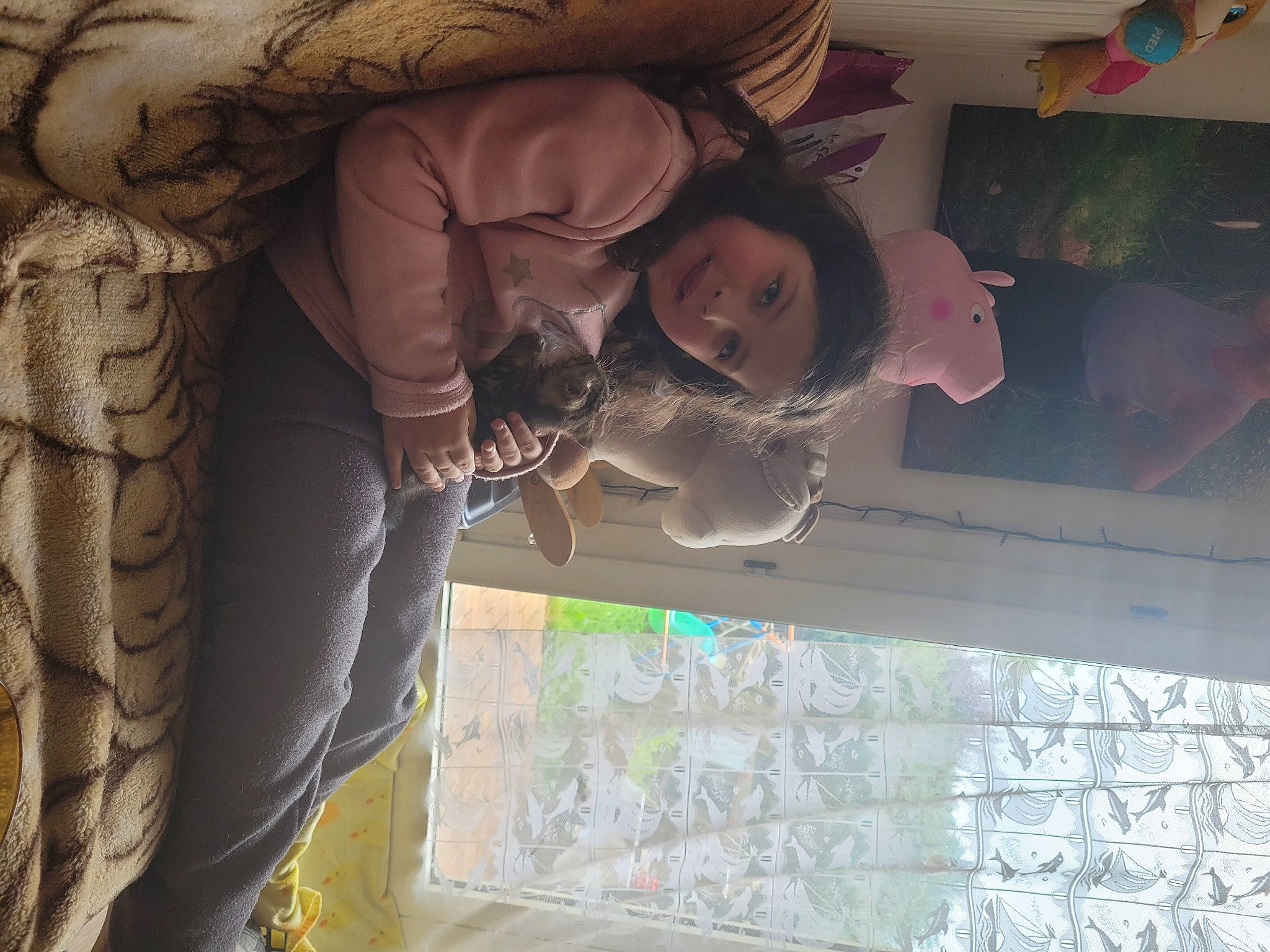 Sarah participe au concours pour gagner de l'argent avec cette photo : ceiling, cool, eye, eyewear, fashion, fun, fur, happy, long_hair, pattern, person, plant, reflection, room, sitting, textile, tints_and_shades, tree, visual_arts, window