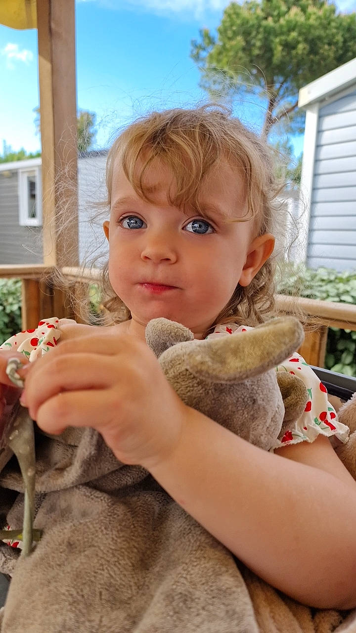 Tessa a rejoint le concours — aidez-le/la à gagner de superbes lots ! child, fawn, finger, fur, gesture, grass, leaf, nail, nose, people_in_nature, person, plant, reptile, skin, sky, soil, thumb, toddler, tree, vacation