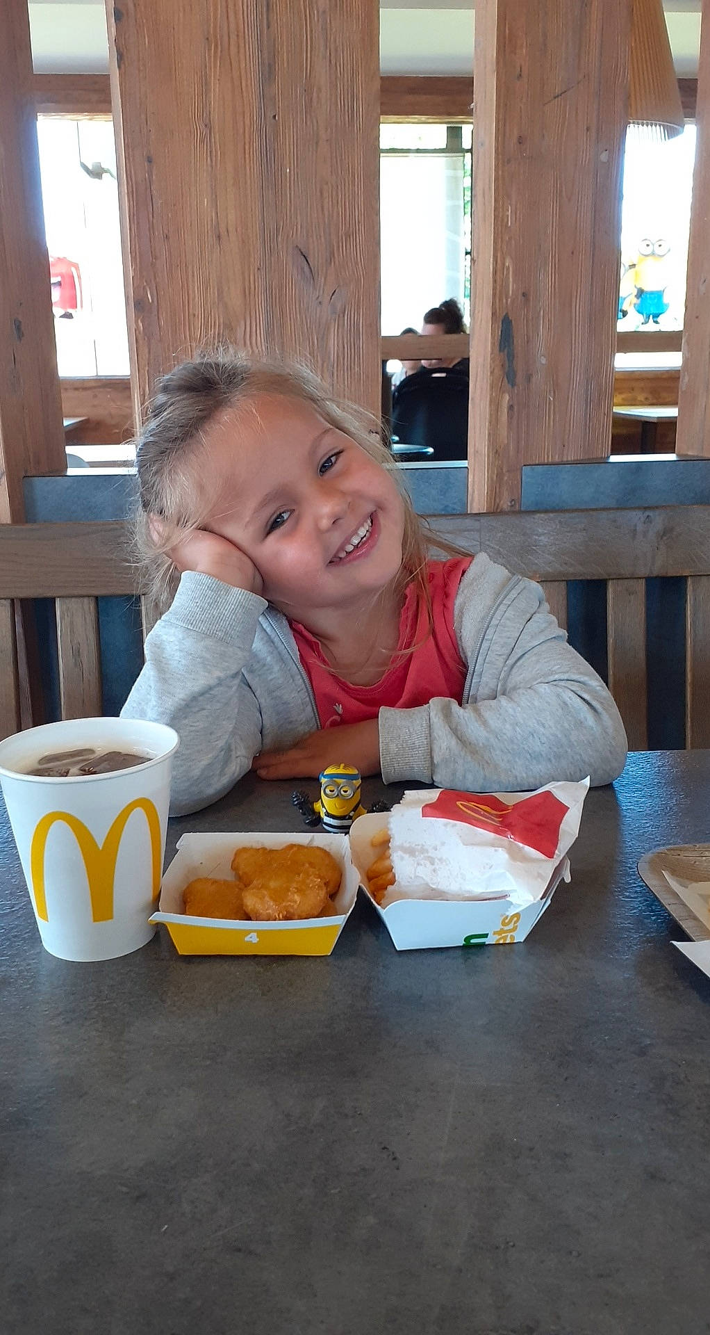 Inès a rejoint le concours — aidez-le/la à gagner de superbes lots ! breakfast, comfort_food, cuisine, cup, dish, drink, drinkware, eating, fast_food, joy, lunch, meal, person, plate, serveware, smile, snack, tableware, take_out_food, wood