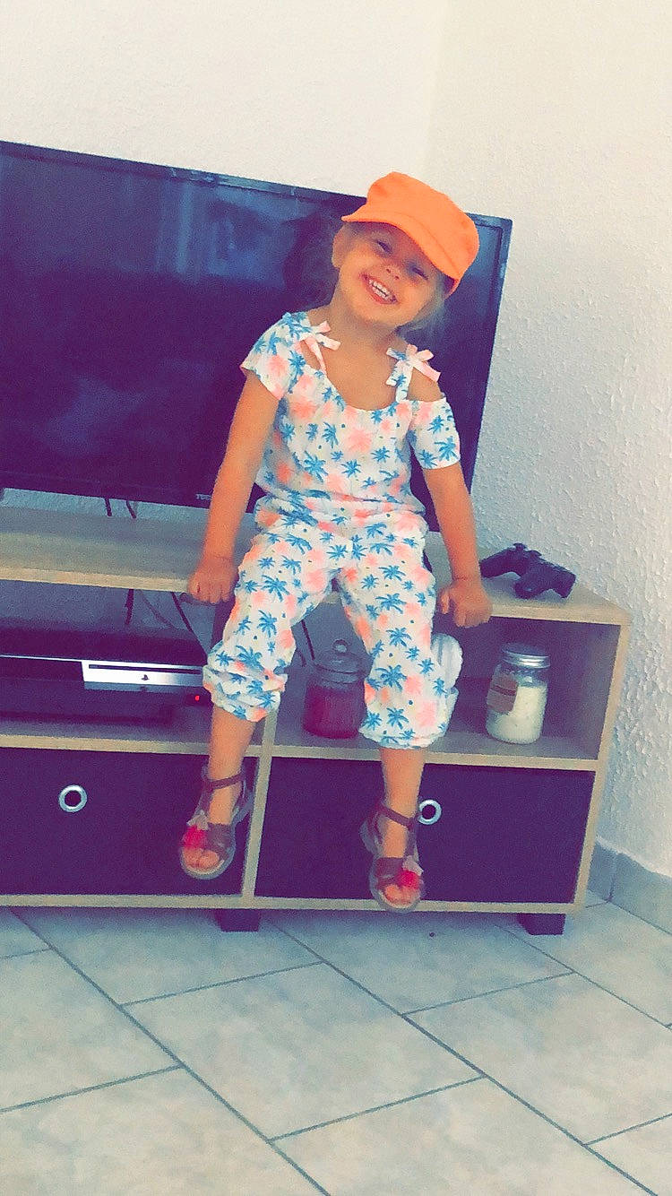 Inès a rejoint le concours — aidez-le/la à gagner de superbes lots ! fashion, fashion_accessory, headgear, headwear, joy, person, retro_style, shoe, vacation, vintage_clothing