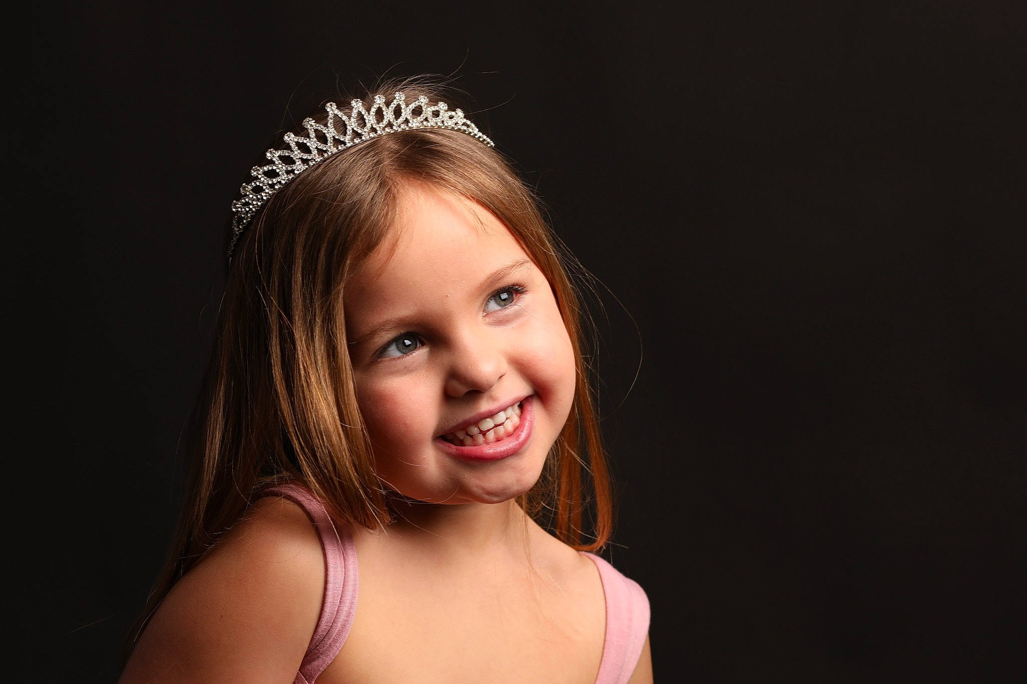 Inès participe au concours pour gagner de l'argent avec cette photo : blond, bridal_accessory, brown_hair, chin, dress, event, eyebrow, eyelash, face, fashion_accessory, flash_photography, fun, hairstyle, happy, headband, headpiece, jewellery, joy, long_hair, person