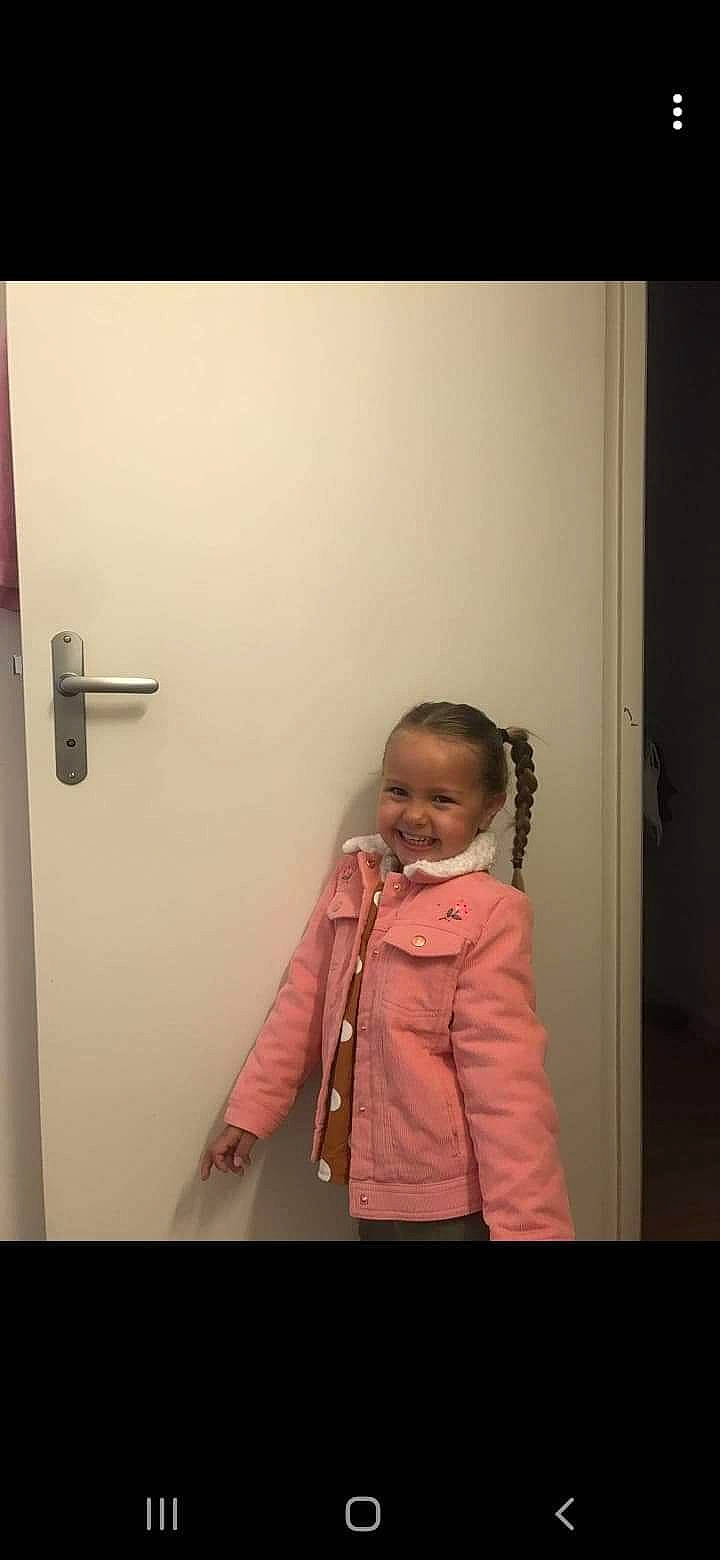 Inès a rejoint le concours — aidez-le/la à gagner de superbes lots ! baby_toddler_clothing, child, dead_bolt, door, door_handle, fixture, handle, hardware_accessory, home_door, household_hardware, jacket, joy, latch, lock, person, toddler