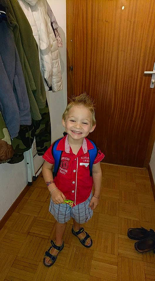 Jessie a rejoint le concours — aidez-le/la à gagner de superbes lots ! child, joy, person, standing, toddler, wood