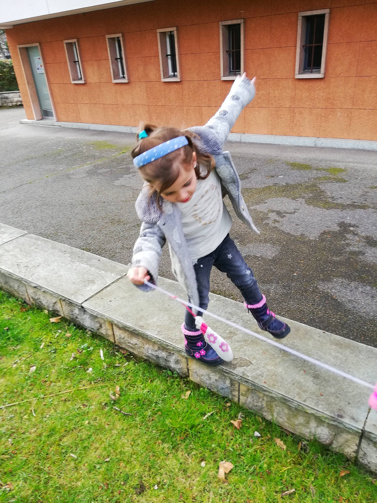 Enola participe au concours pour gagner de l'argent avec cette photo : child, footwear, fun, grass, inline_skates, leisure, person, play, recreation, roller_skates, roller_skating, roller_sport, sports_equipment, tree