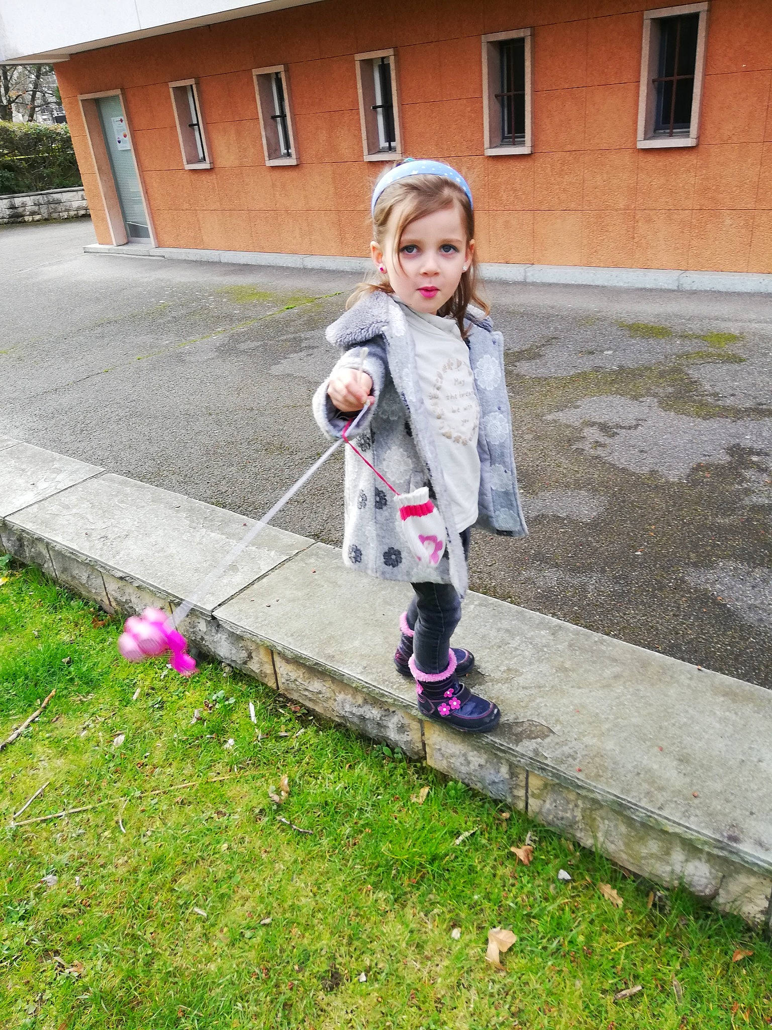 Enola participe au concours pour gagner de l'argent avec cette photo : child, footwear, grass, lawn, person, plant