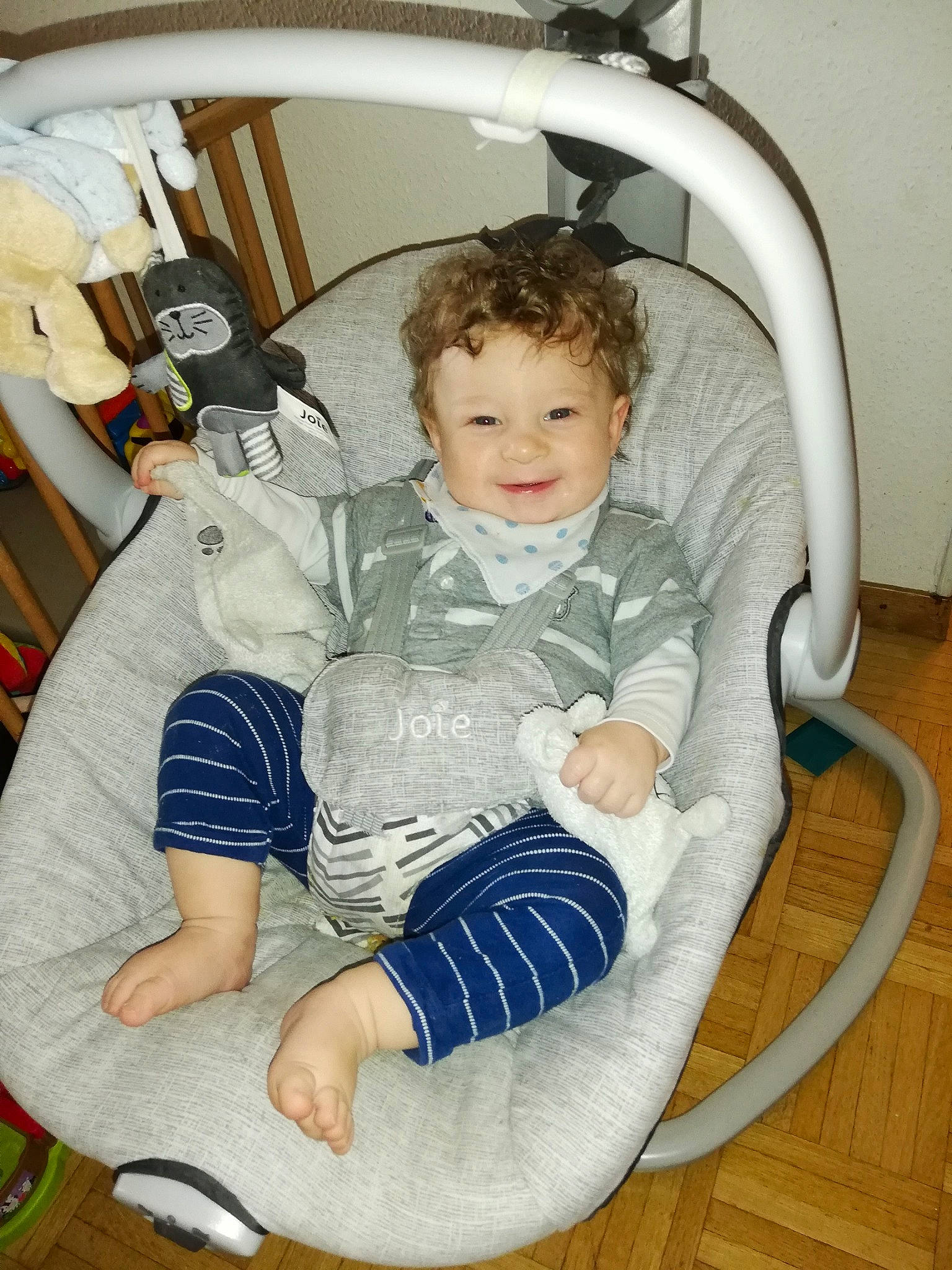 Elijah participe au concours pour gagner de l'argent avec cette photo : baby, baby_in_car_seat, baby_products, chair, child, comfort, furniture, joy, person, product, sitting, toddler