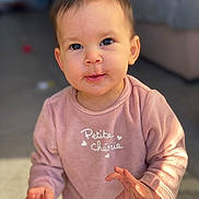 Maya participe au concours pour gagner de l'argent avec cette photo : baby, candid, child, closeup, cozy, curious, cute, expression, face, hands, indoor, infant, person, pink_sweater, portrait, small_hands, smile, soft_light, warm_clothing, young_child