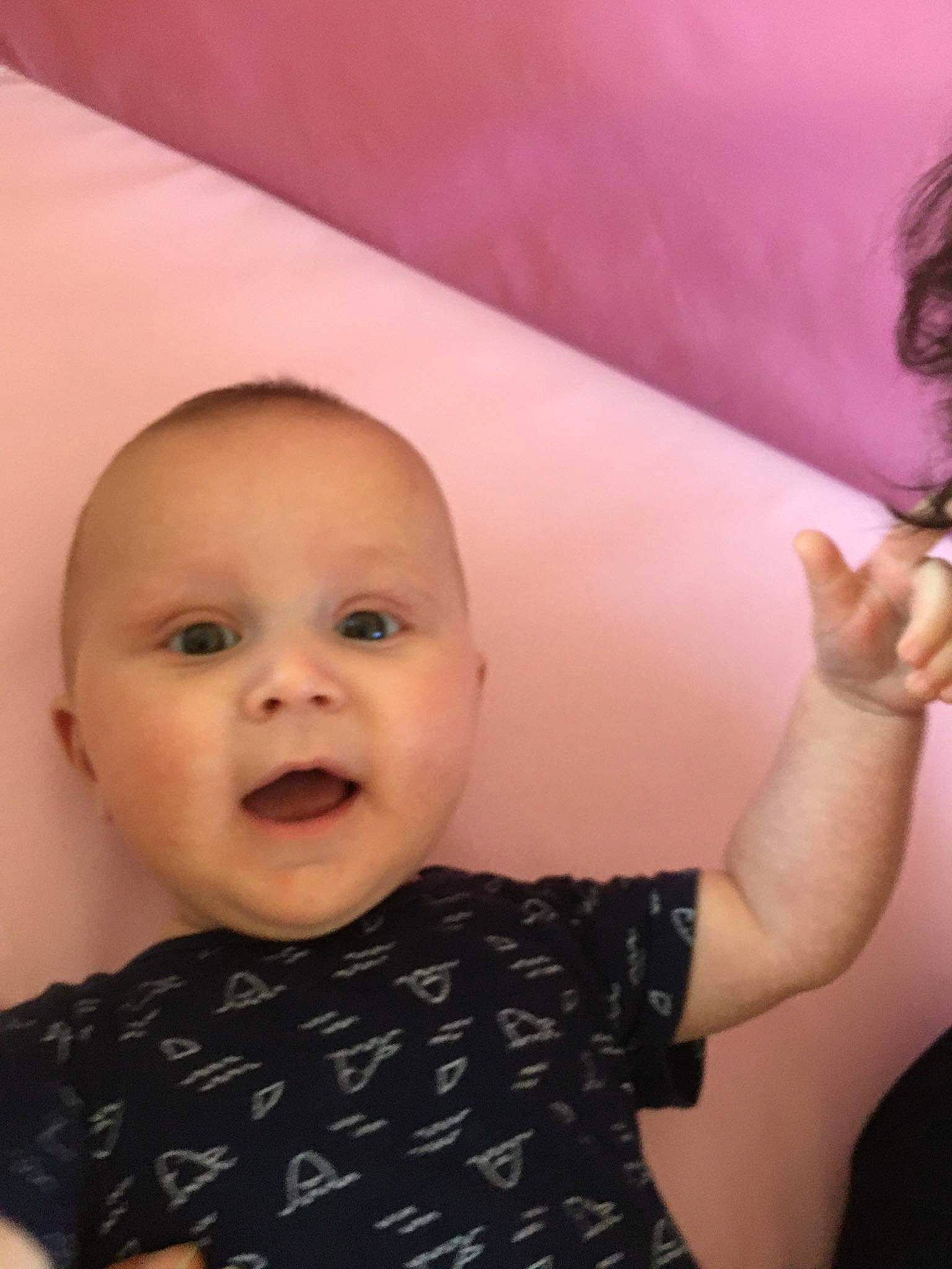 Luigi participe au concours pour gagner de l'argent avec cette photo : arm, baby, cheek, child, ear, eye, face, finger, gesture, head, iris, lip, mouth, neck, nose, person, pink, skin, smile, thumb