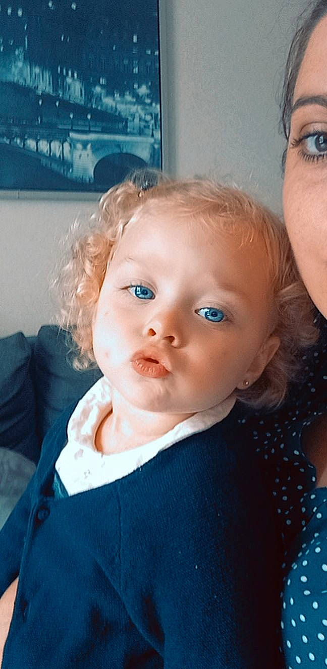Louise participe au concours pour gagner de l'argent avec cette photo : baby, baby_toddler_clothing, blue, cheek, ear, eye, eyebrow, eyelash, forehead, fun, gesture, happy, iris, lip, mouth, nose, person, shoulder, skin, television