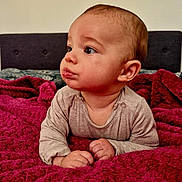 Arthur a rejoint le concours — aidez-le/la à gagner de superbes lots ! baby, bed, blanket, child, clothing, curious, cute, expression, face, hands, head, indoors, infant, long_sleeve, lying_down, portrait, red_blanket, skin, soft_texture, young