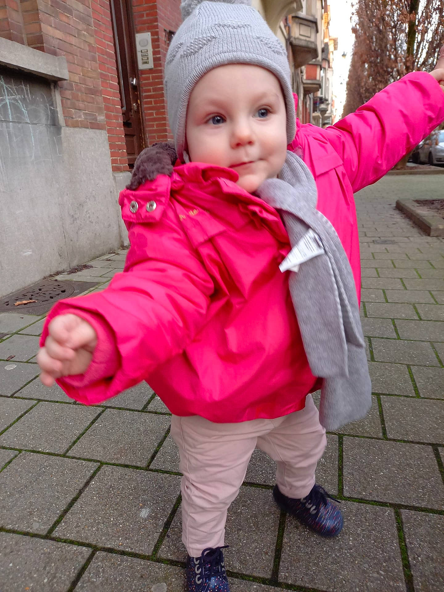Elodie a rejoint le concours — aidez-le/la à gagner de superbes lots ! baby, baby_toddler_clothing, beauty, cap, cheek, child, clothing, fun, gesture, happy, headwear, jacket, lip, magenta, outerwear, pattern, person, pink, purple, sleeve