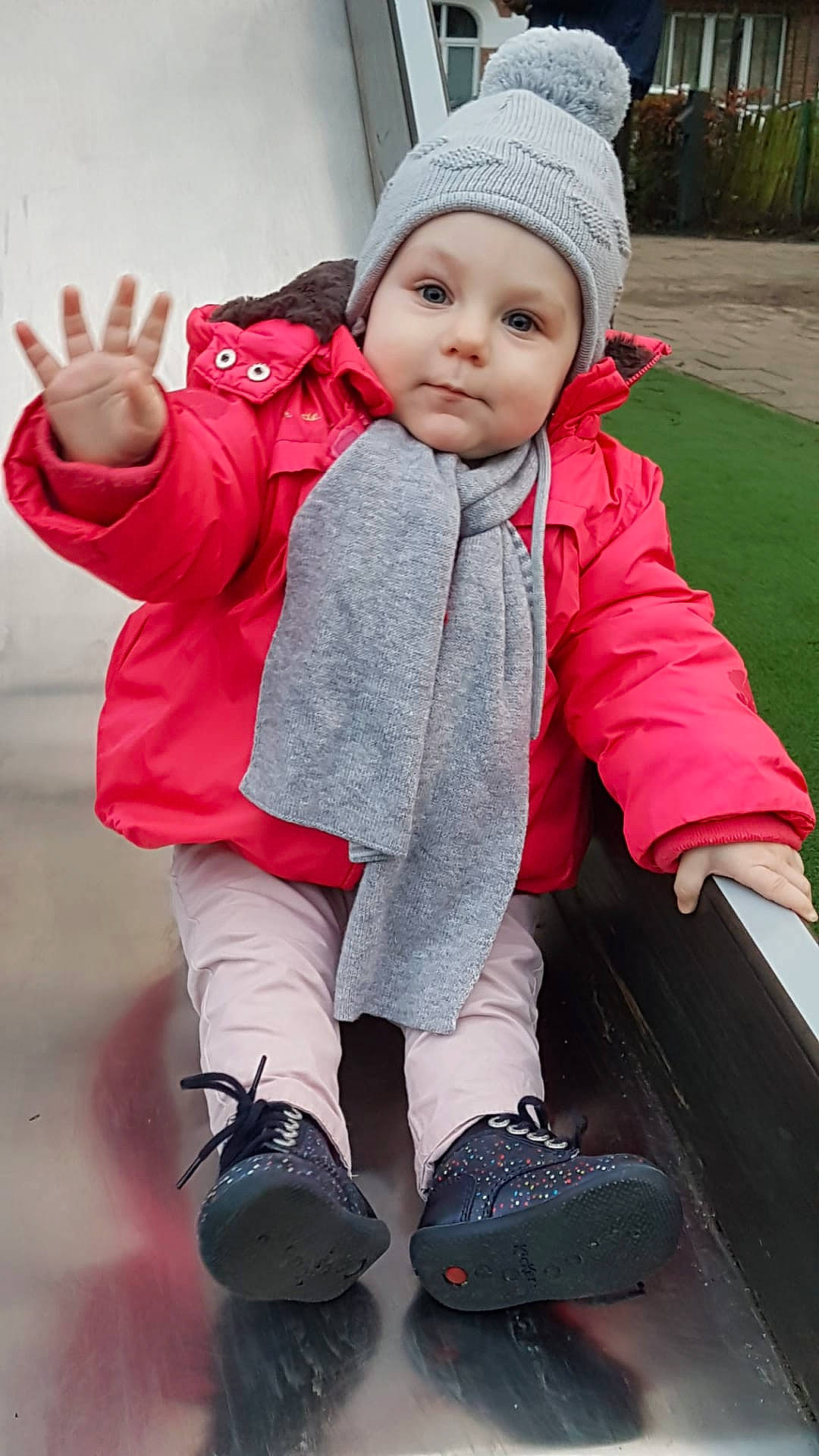Elodie a rejoint le concours — aidez-le/la à gagner de superbes lots ! baby_toddler_clothing, cap, clothing, footwear, gesture, green, happy, headwear, leg, outerwear, person, photograph, pink, product, red, shoe, skin, sleeve, sneakers, standing