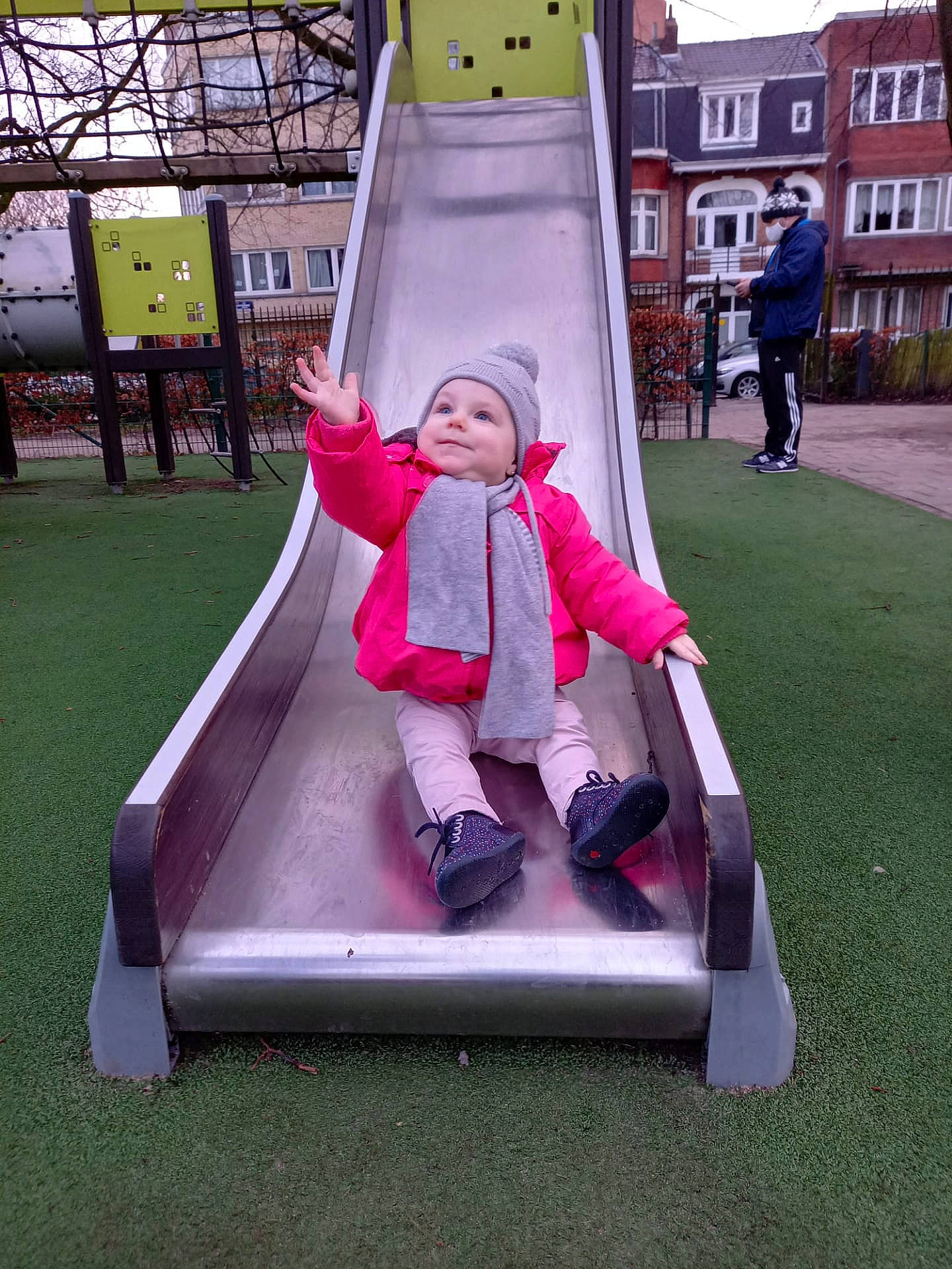 Elodie participe au concours pour gagner de l'argent avec cette photo : chute, clothing, footwear, fun, grass, headwear, jacket, leisure, magenta, outdoor_recreation, person, pink, plant, playground, playground_slide, purple, recreation, smile, sneakers, stairs