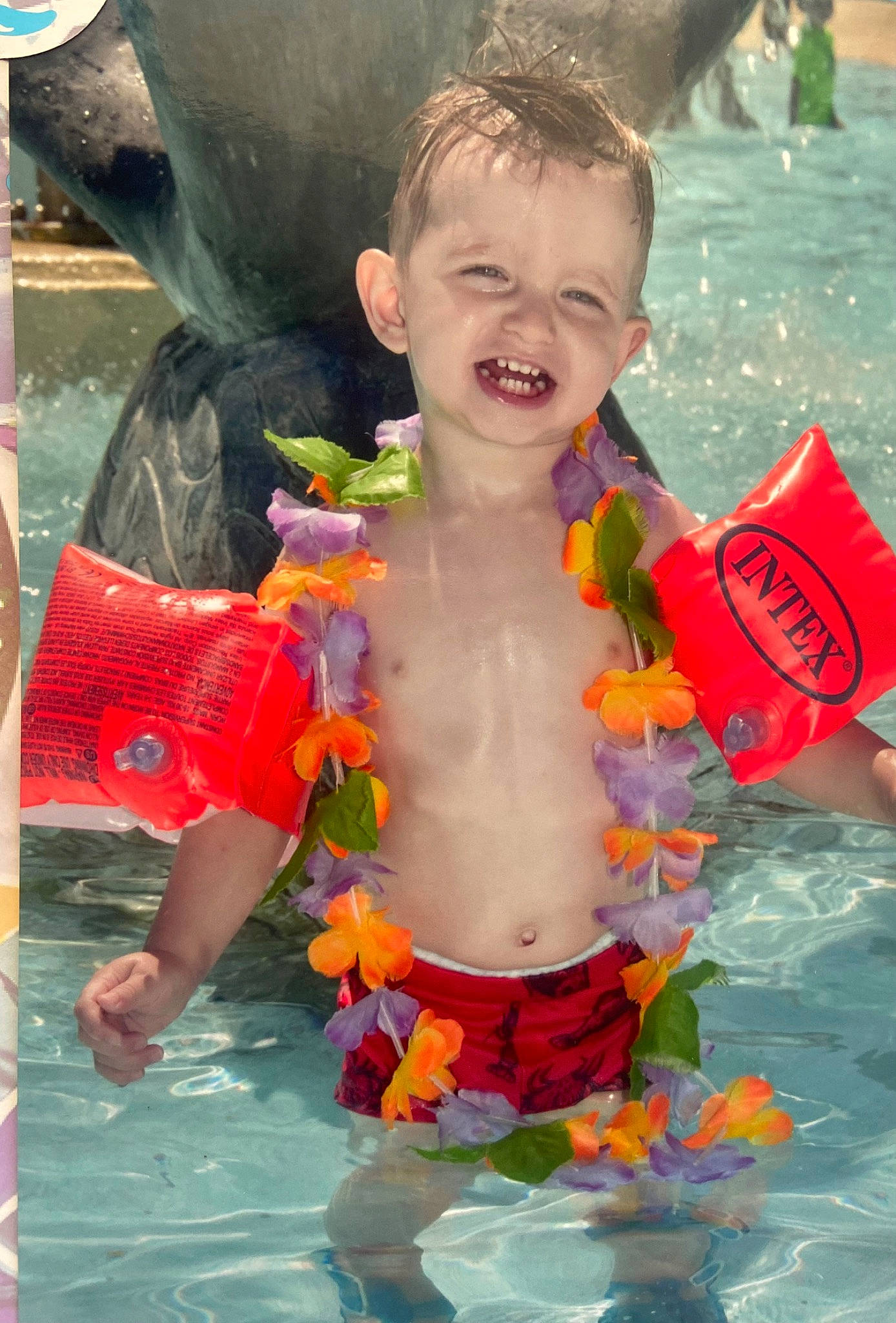 Mattéo participe au concours pour gagner de l'argent avec cette photo : bathing, child, face, fun, green, happy, head, leisure, muscle, orange, organ, person, photograph, product, red, skin, smile, summer, swimming_pool, toddler