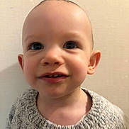 Julian a rejoint le concours — aidez-le/la à gagner de superbes lots ! child, toddler, face, smile, eyes, knitted_sweater, sweater, portrait, close_up, curious, indoor, young_child, baby, head, skin, person, cute, expression, curly_hair, background