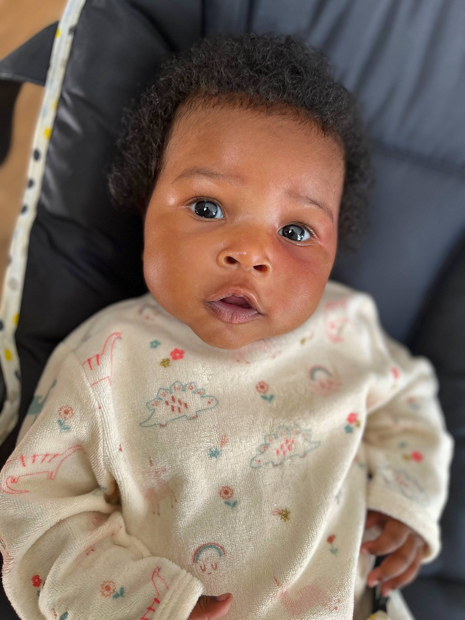 Delayda participe au concours pour gagner de l'argent avec cette photo : baby, baby_toddler_clothing, bib, cheek, child, collar, comfort, eyebrow, eyelash, happy, iris, lip, no_expression, nose, outerwear, people, person, skin, sleeve, smile