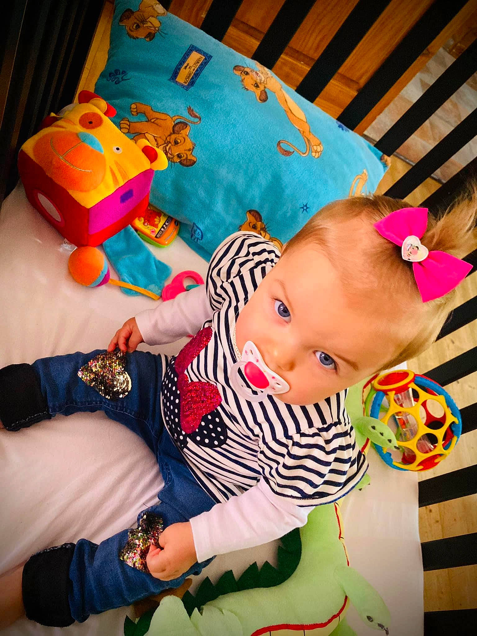 Arya a rejoint le concours — aidez-le/la à gagner de superbes lots ! baby, baby_products, baby_toddler_clothing, blue, cheek, child, comfort, design, finger, flower, fun, happy, linens, orange, pattern, person, pink, play, red, sleeve